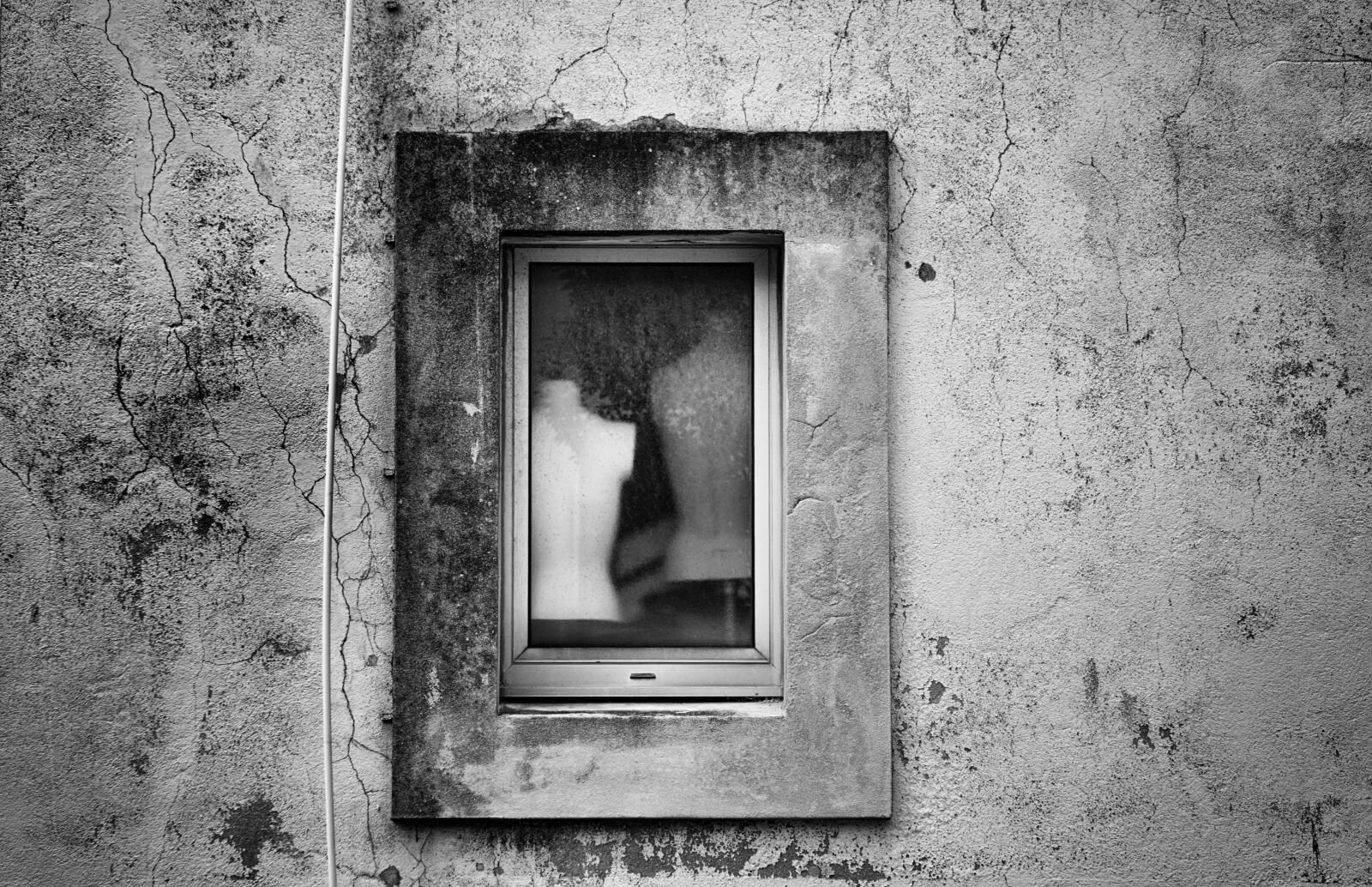 Sony E 55-210mm F4.5-6.3 OSS sample photo. Fenetre, mannequins, noir, et photography