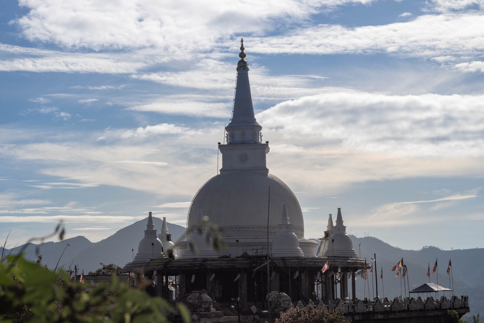 Canon EOS 750D (EOS Rebel T6i / EOS Kiss X8i) + Canon EF 50mm F1.8 STM sample photo. Stupa, pagoda, wat photography