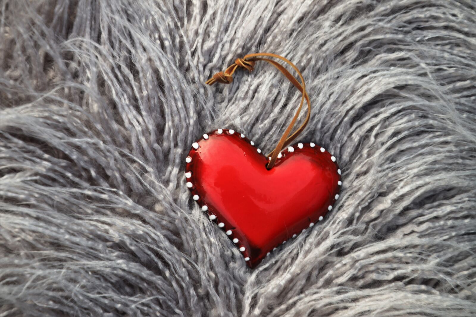 Canon EOS 80D sample photo. Red heart, fur, pillow photography