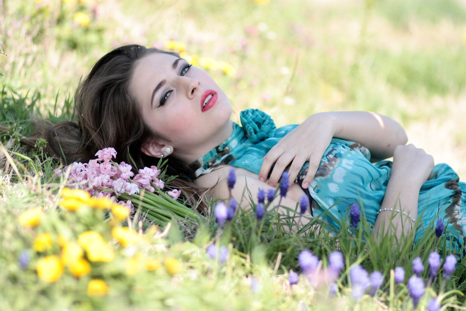 Canon EOS 450D (EOS Rebel XSi / EOS Kiss X2) sample photo. Girl, hyacinth, flowers photography
