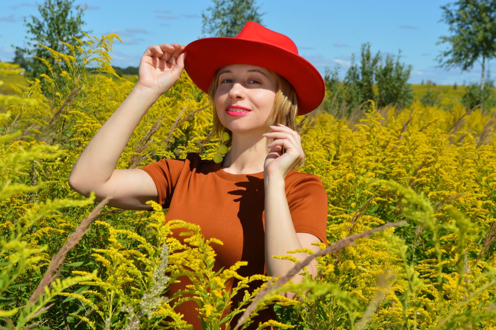 Nikon D3200 sample photo. Woman, red hat, field photography