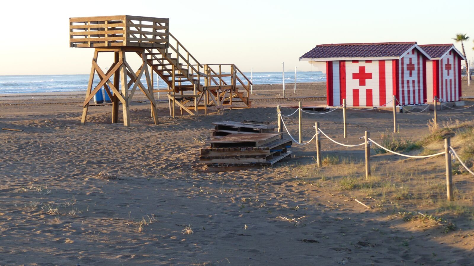 Panasonic Lumix DMC-FZ300 sample photo. Beach, cottage, houses photography