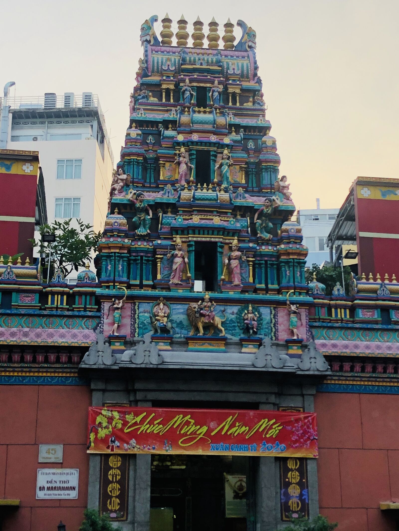 Apple iPhone 8 + iPhone 8 back camera 3.99mm f/1.8 sample photo. Vietnam, the mariamman temple photography