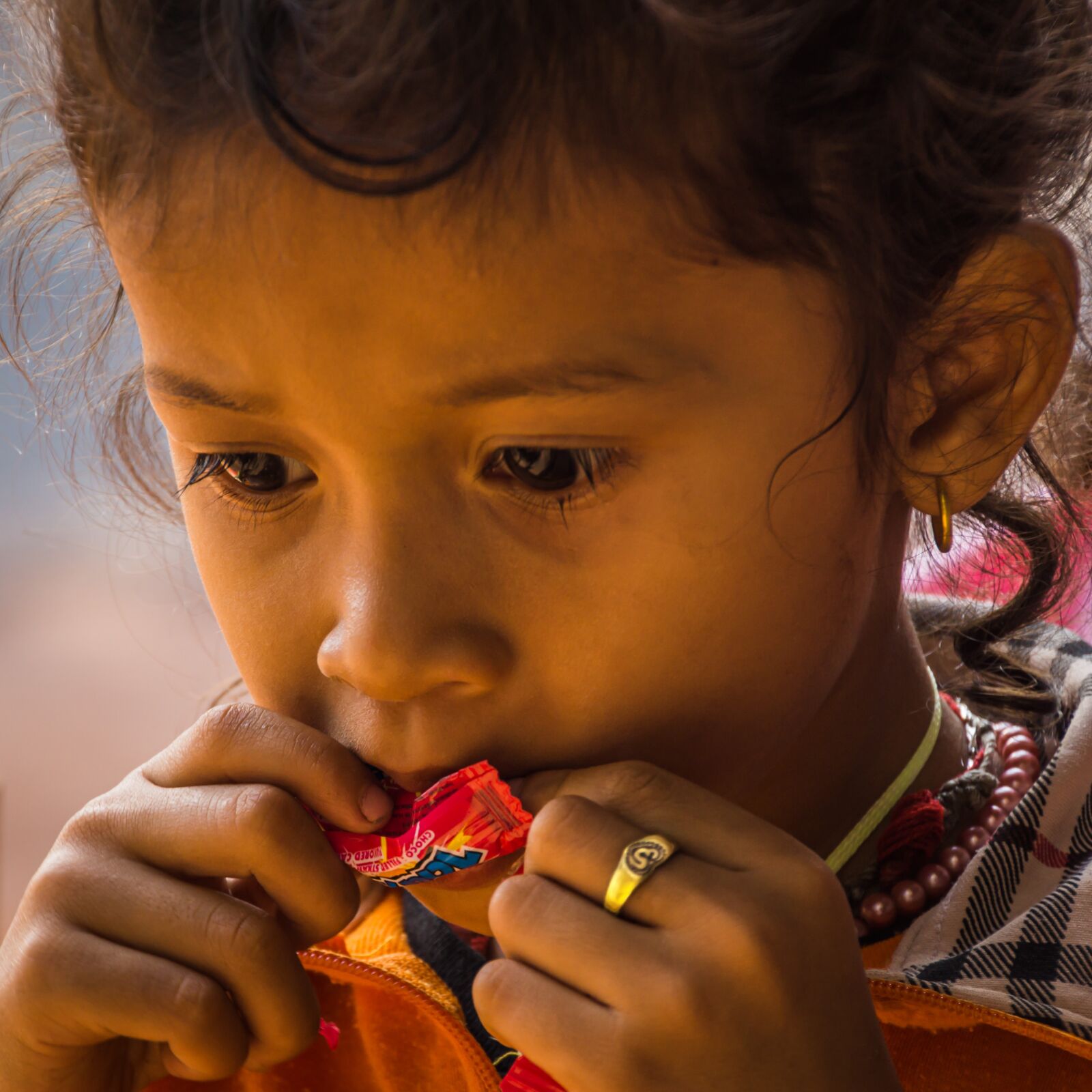 DT 18-270mm F3.5-6.3 SSM sample photo. Girl, dreamy, thoughtful photography