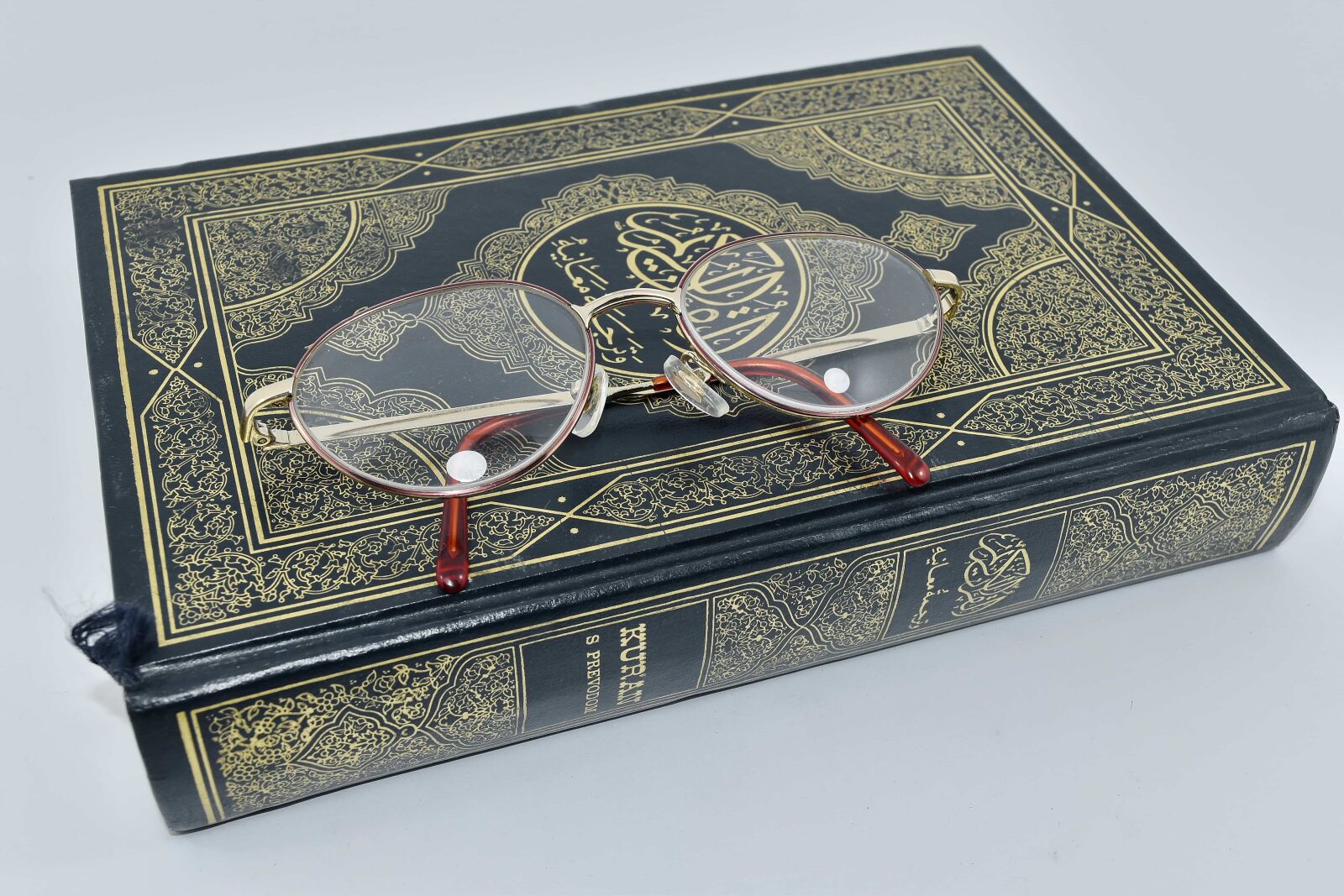 Nikon D5500 sample photo. Arabesque, arabic, book, eyeglasses photography