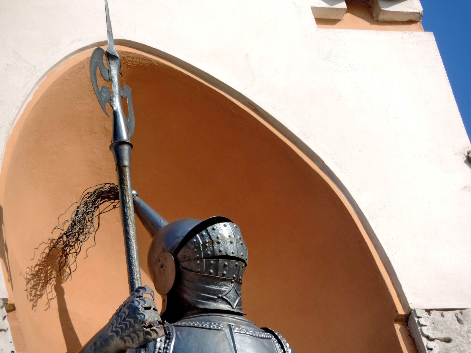 Nikon Coolpix P520 sample photo. Cast iron, knight, shield photography