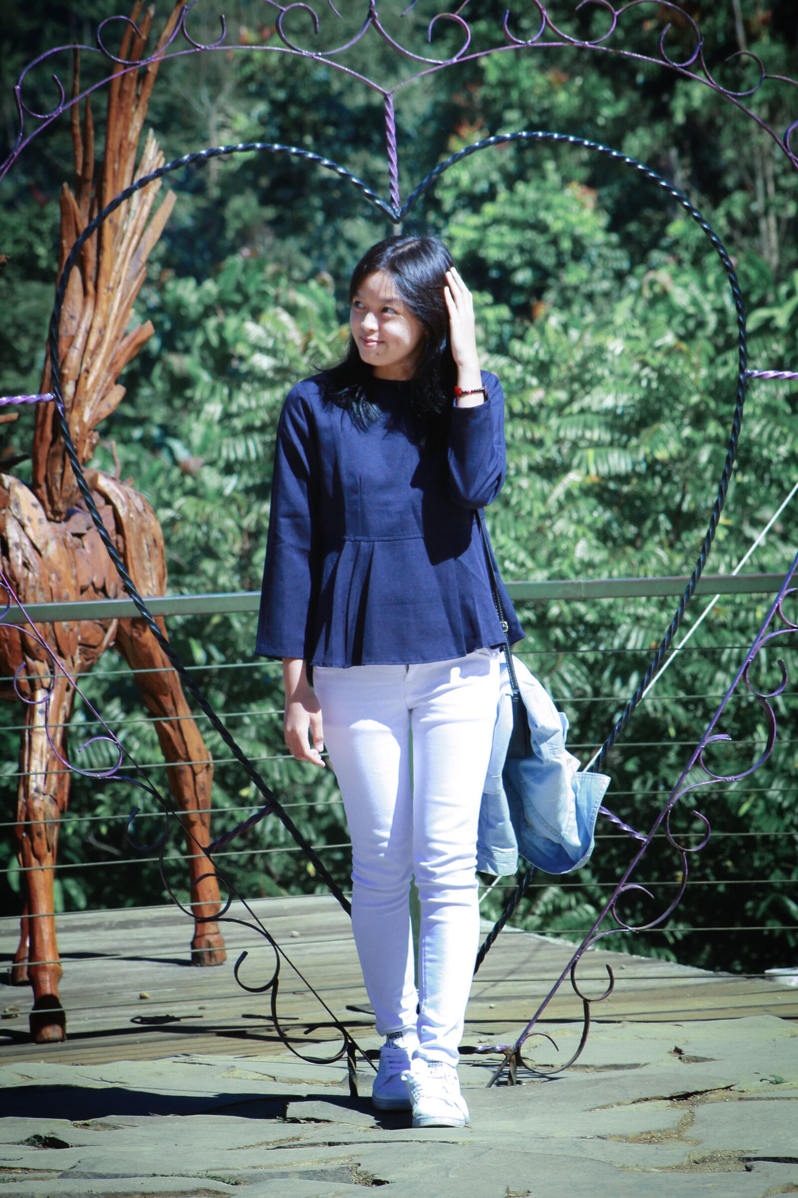 Canon EOS 550D (EOS Rebel T2i / EOS Kiss X4) sample photo. Girl, white, bag photography