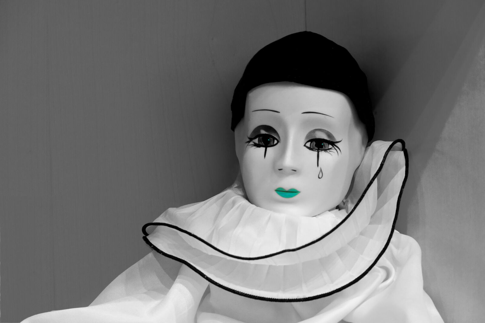 Sony Cyber-shot DSC-RX10 III sample photo. Porcelain figurine, portrait, sad photography