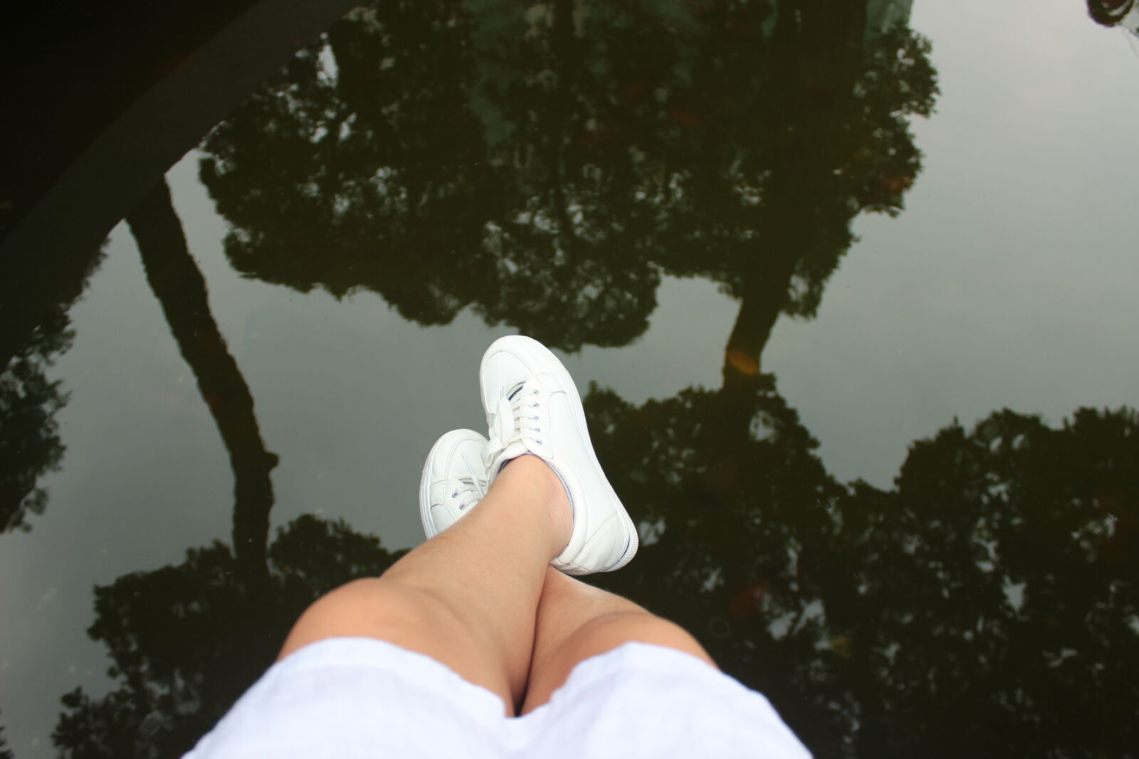 Canon EOS 600D (Rebel EOS T3i / EOS Kiss X5) sample photo. Adult, daylight, fashion, hanging photography
