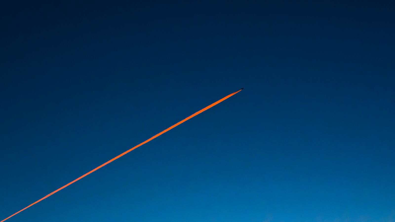 Canon EOS 700D (EOS Rebel T5i / EOS Kiss X7i) sample photo. The plane, streak, aircraft photography