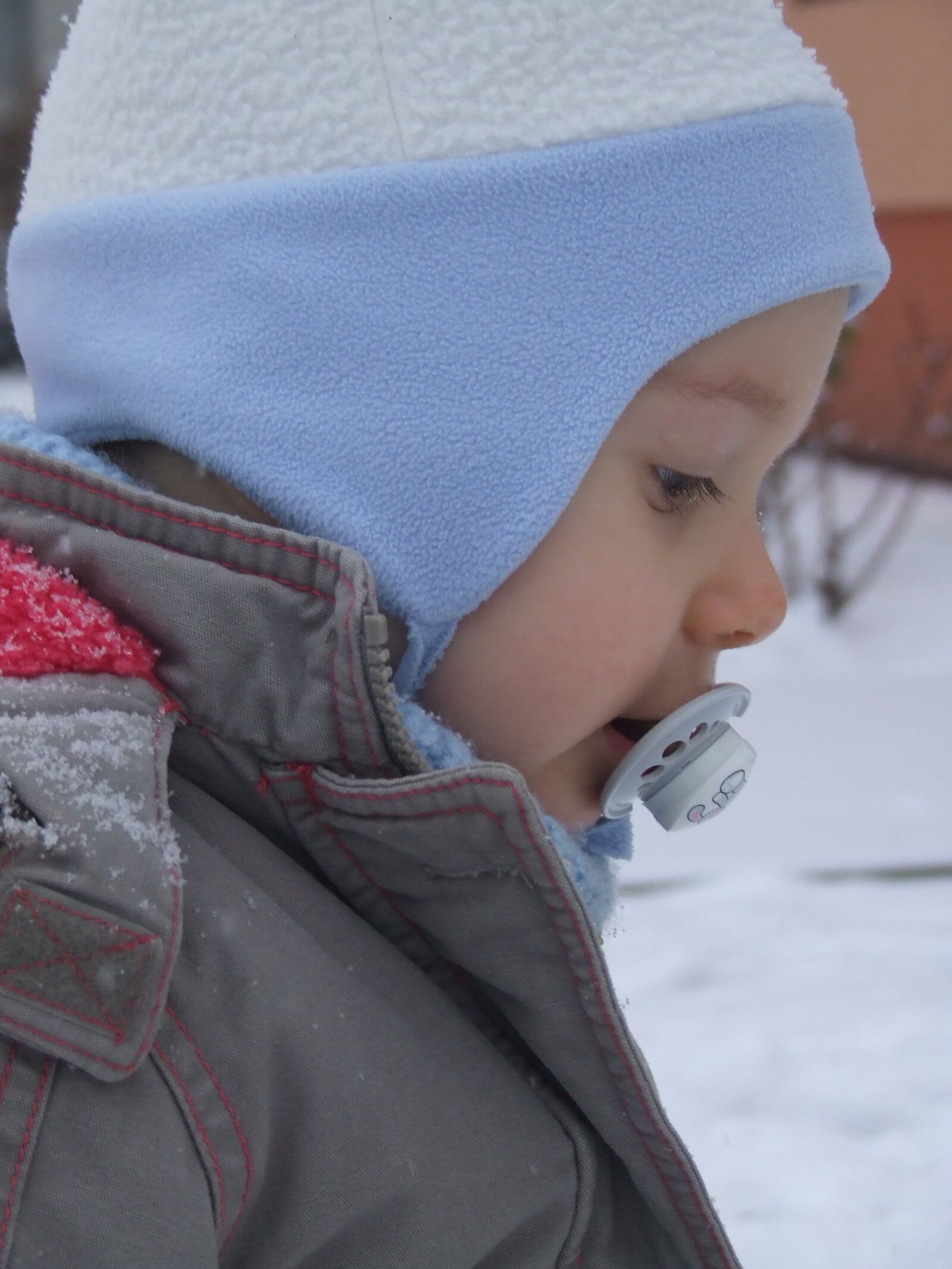 Fujifilm FinePix S5600 sample photo. A small child, winter photography