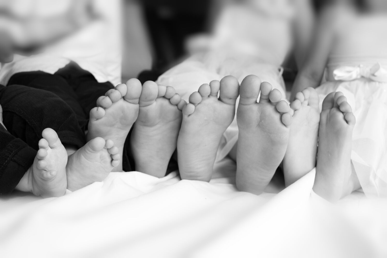 Canon EOS 1200D (EOS Rebel T5 / EOS Kiss X70 / EOS Hi) sample photo. Feet, children, together photography