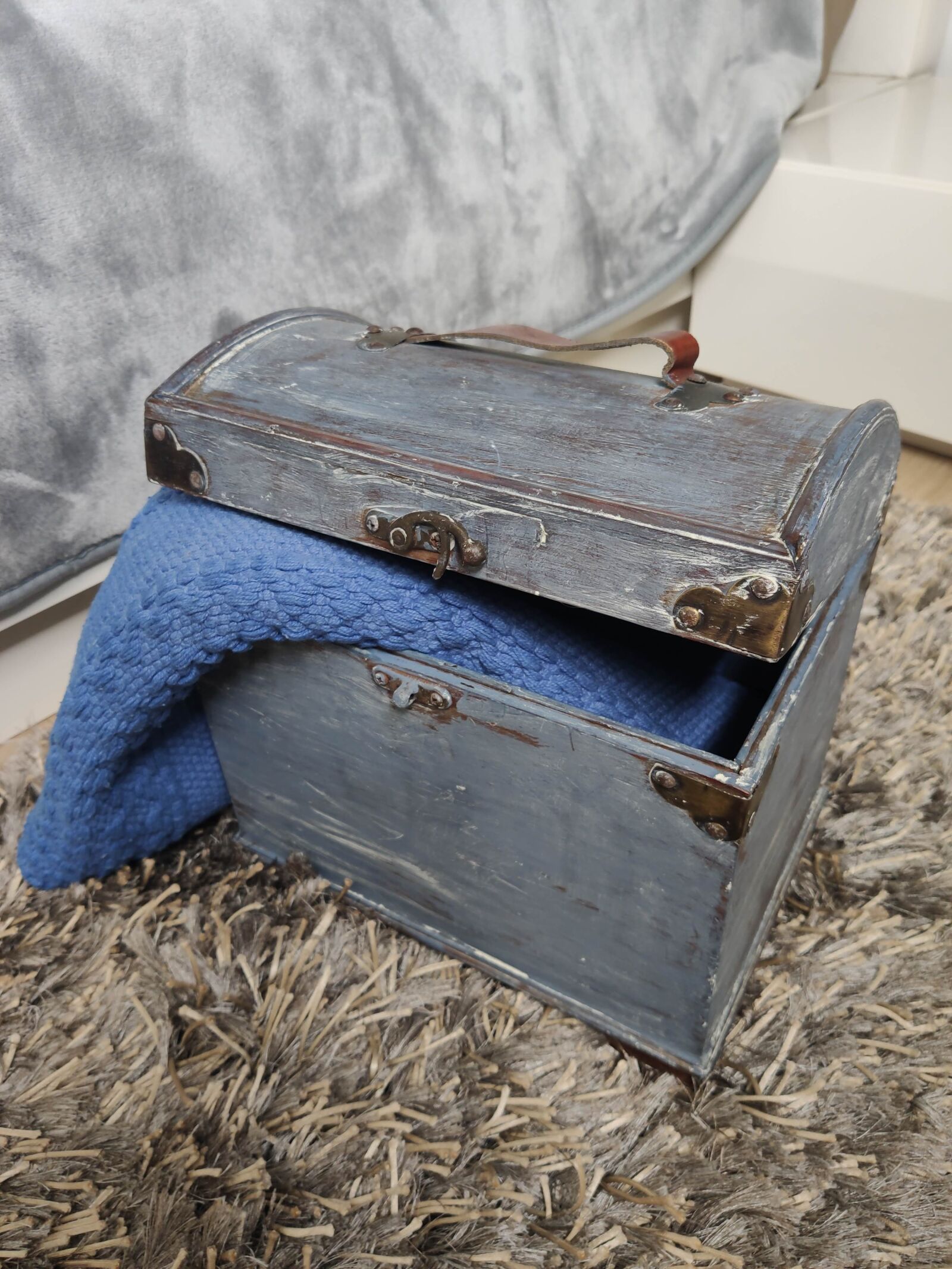 Xiaomi MI 9 sample photo. Trunk, reuse, vintage photography