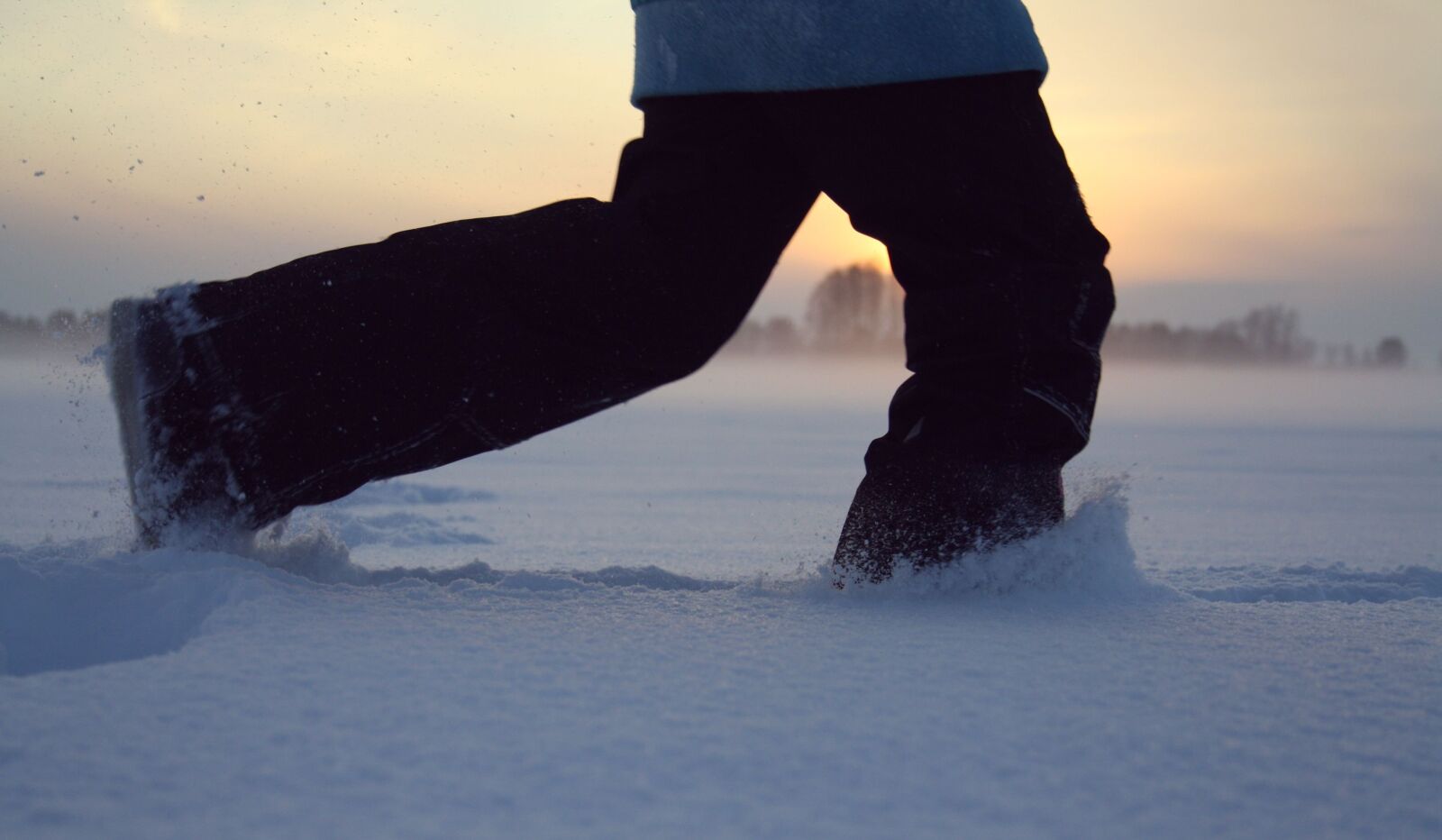 Canon EOS 1000D (EOS Digital Rebel XS / EOS Kiss F) sample photo. Walking, snow, feet photography