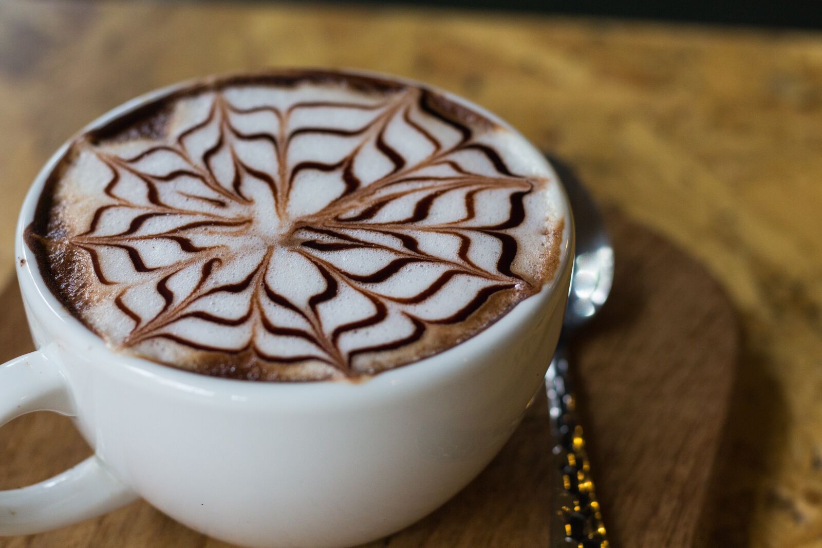 Canon EOS 700D (EOS Rebel T5i / EOS Kiss X7i) + Canon EF 50mm F1.8 STM sample photo. Cappuccino, beverage, in the photography
