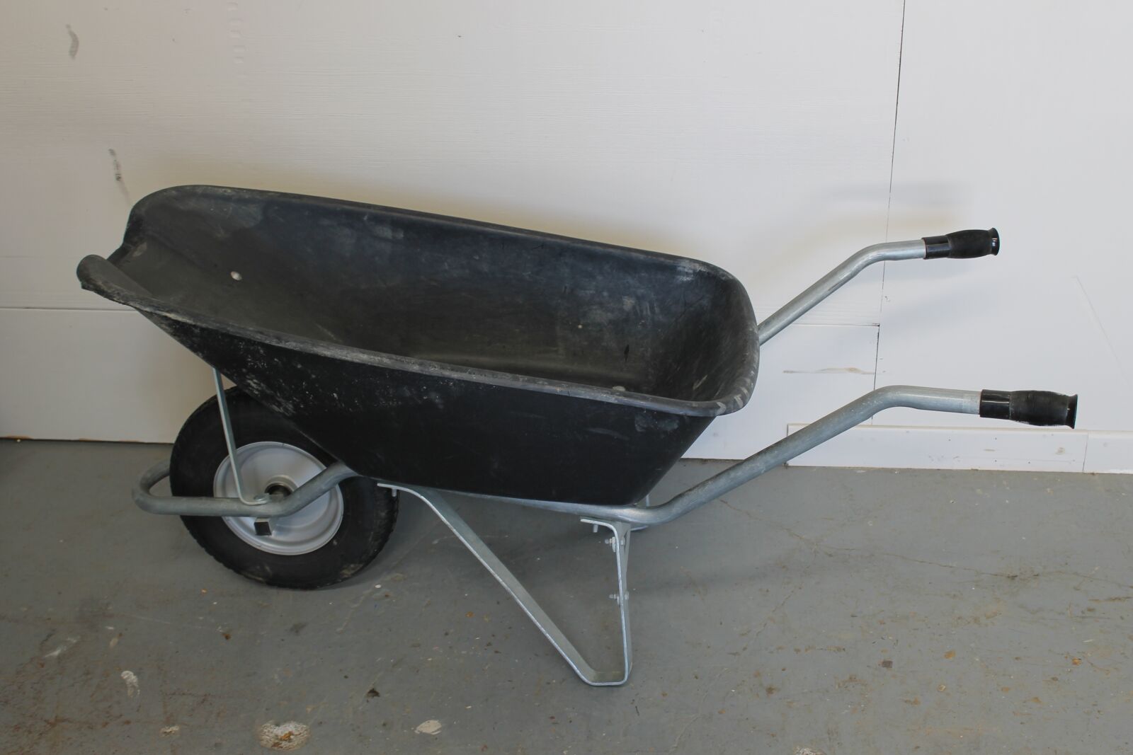 Canon EOS 1100D (EOS Rebel T3 / EOS Kiss X50) sample photo. Wheel barrow, concrete, barrow photography