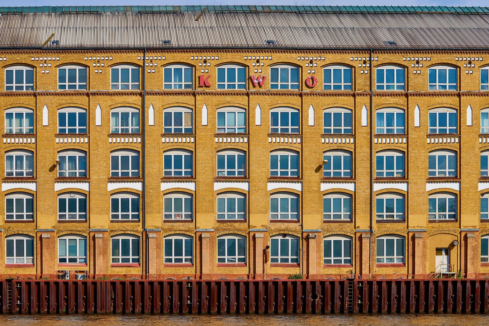 Sony FE 70-200mm F4 G OSS sample photo. Building, berlin, spree photography