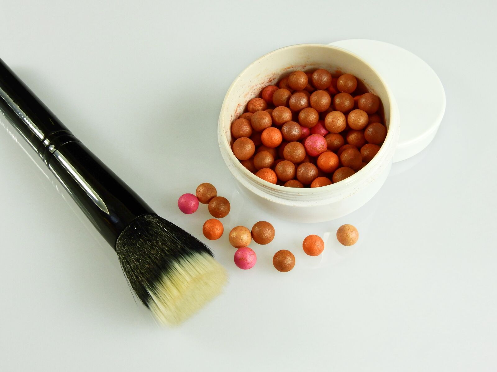 Nikon Coolpix P900 sample photo. Cosmetics, make up, schmink photography