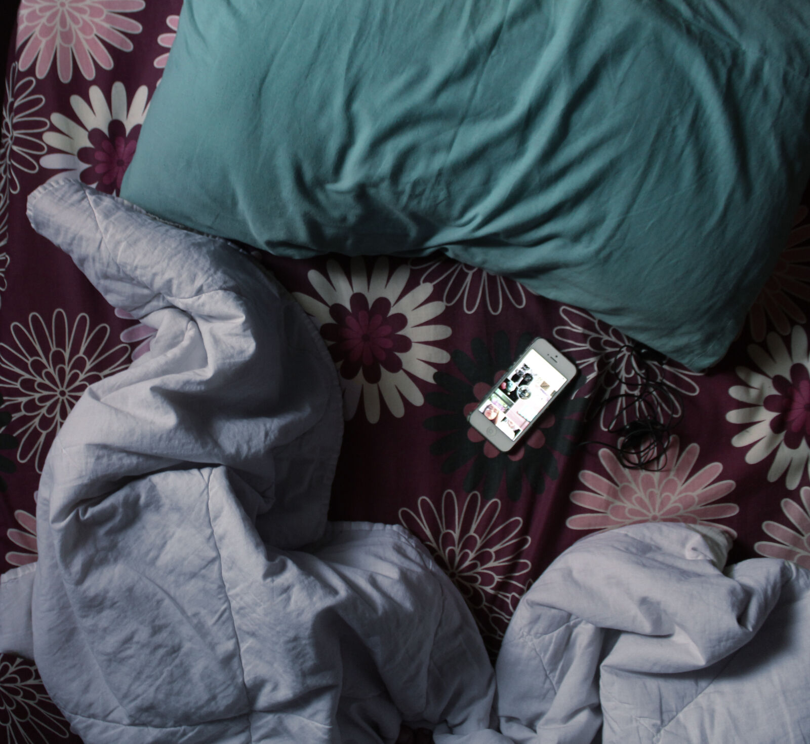 Canon EOS 1200D (EOS Rebel T5 / EOS Kiss X70 / EOS Hi) sample photo. Bed, bedroom, boredom, girl photography