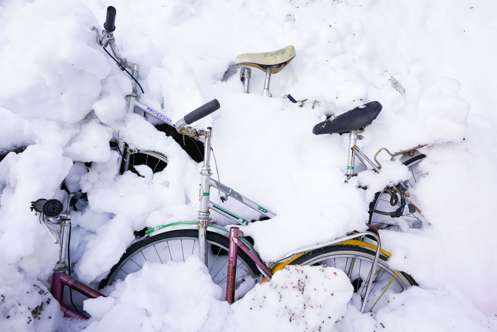 Sony a7R IV + Sigma 20mm F2.0 DG DN | C sample photo. Snow consumed bicycles photography