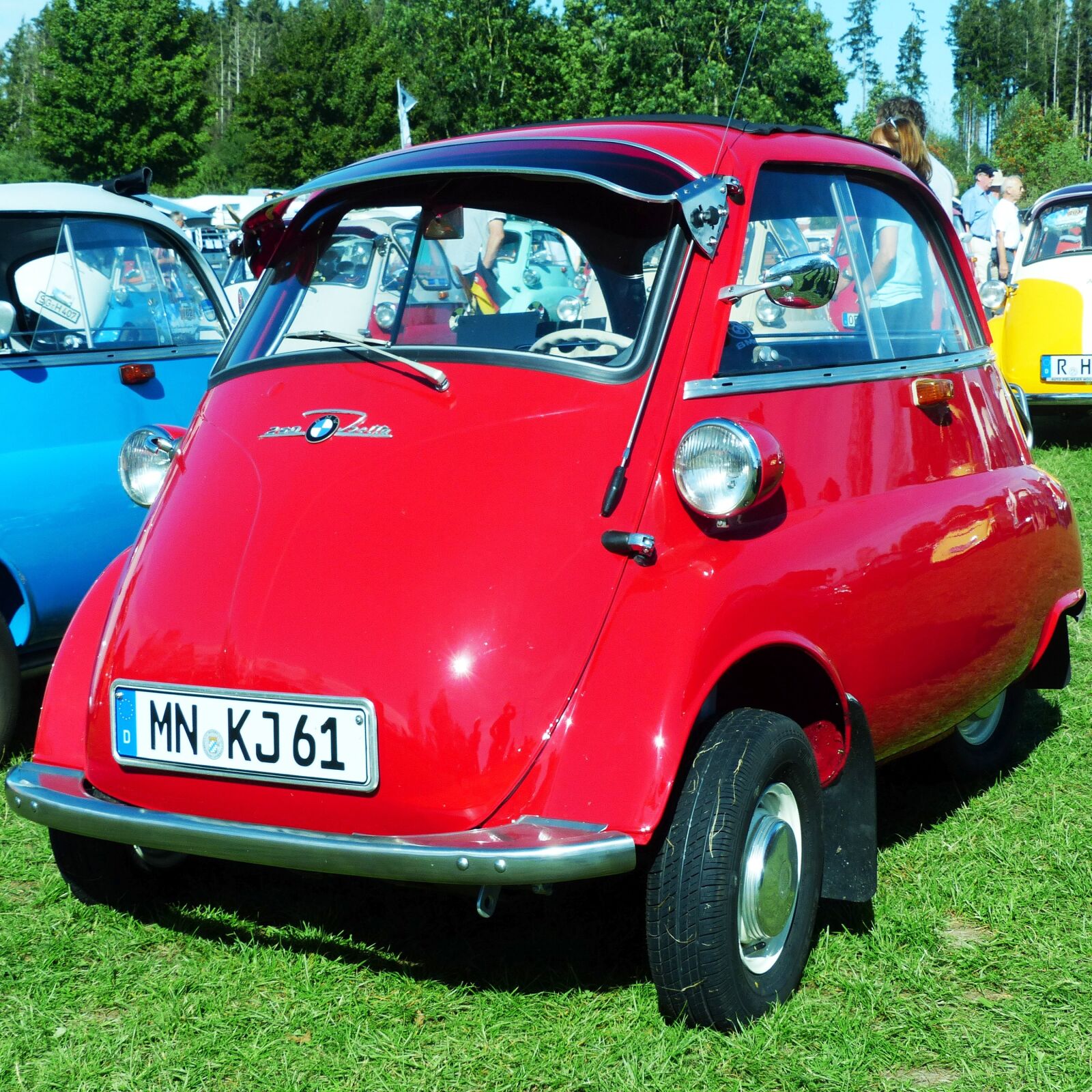 Panasonic Lumix DMC-FZ200 sample photo. Bmw, isetta, snogging ball photography