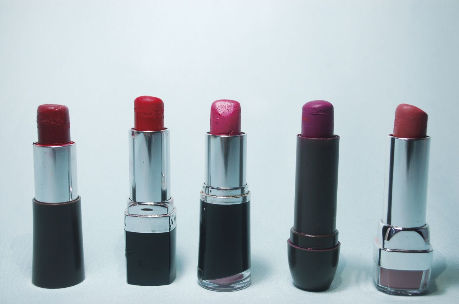Nikon D50 sample photo. Labial, red, silver photography