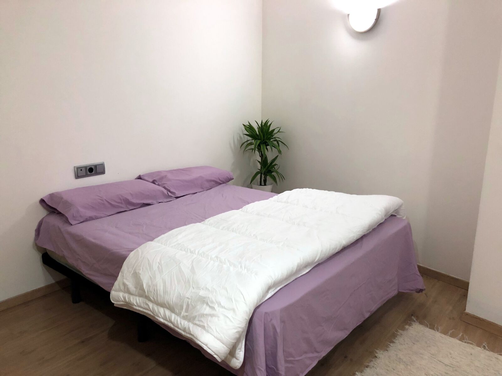 iPhone X back dual camera 4mm f/1.8 sample photo. Bed, bedroom, furniture photography