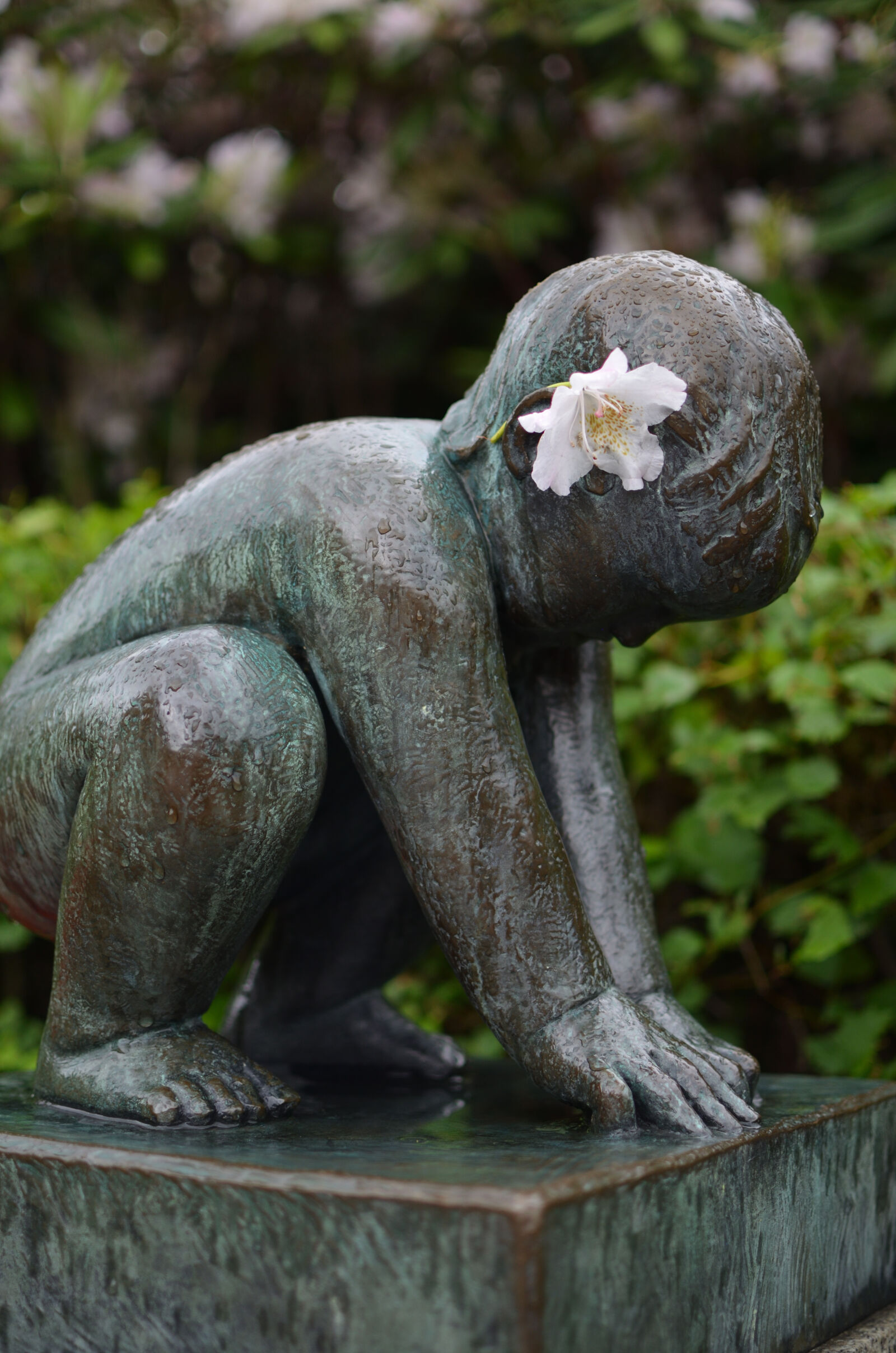 Nikon D5100 + Nikon AF-S DX Nikkor 35mm F1.8G sample photo. Boy, flower, oslo, statue photography