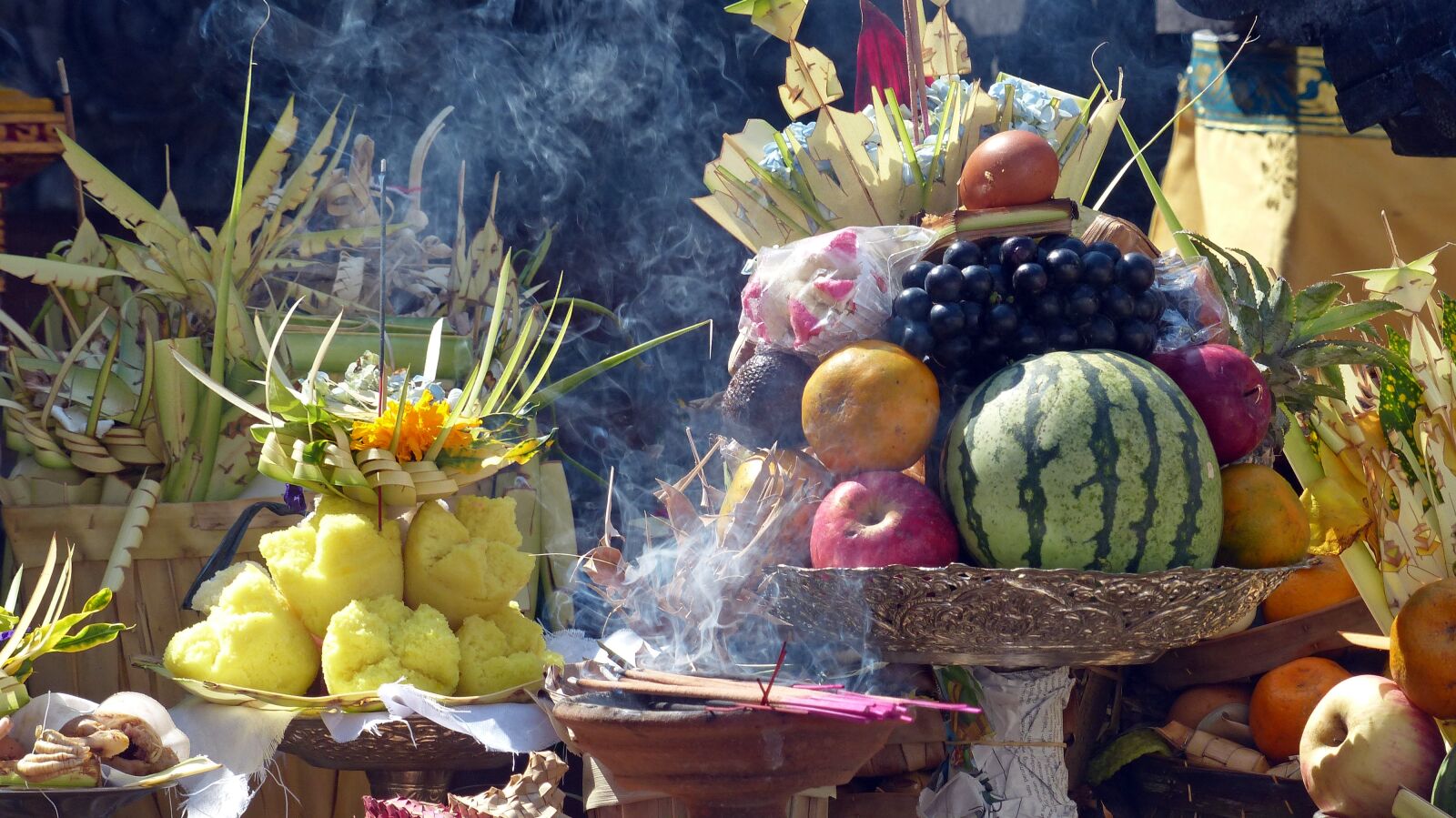 Panasonic Lumix DMC-FZ200 sample photo. Fruit, offering, god photography