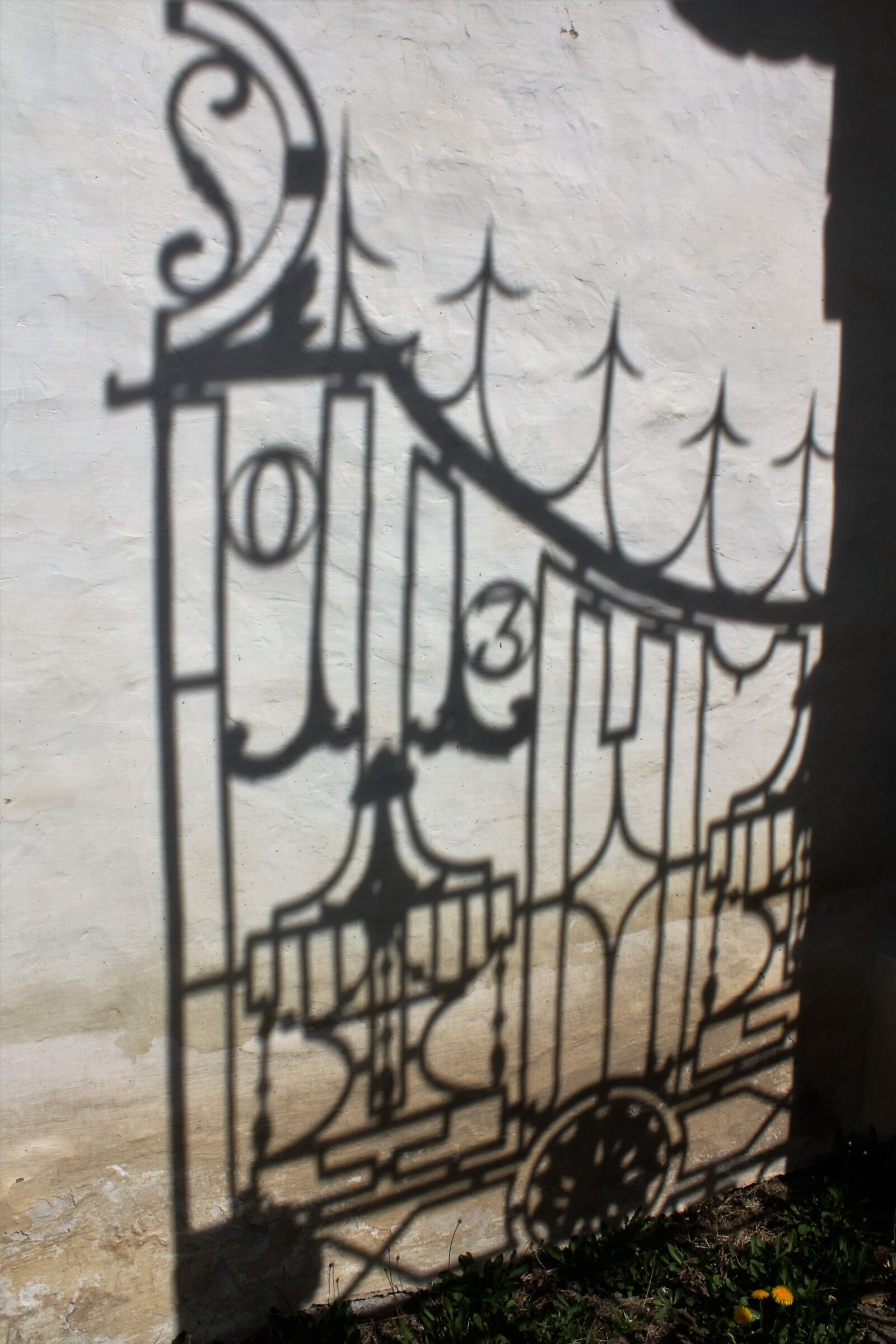 Canon EOS 550D (EOS Rebel T2i / EOS Kiss X4) sample photo. Shadow, grid, black photography