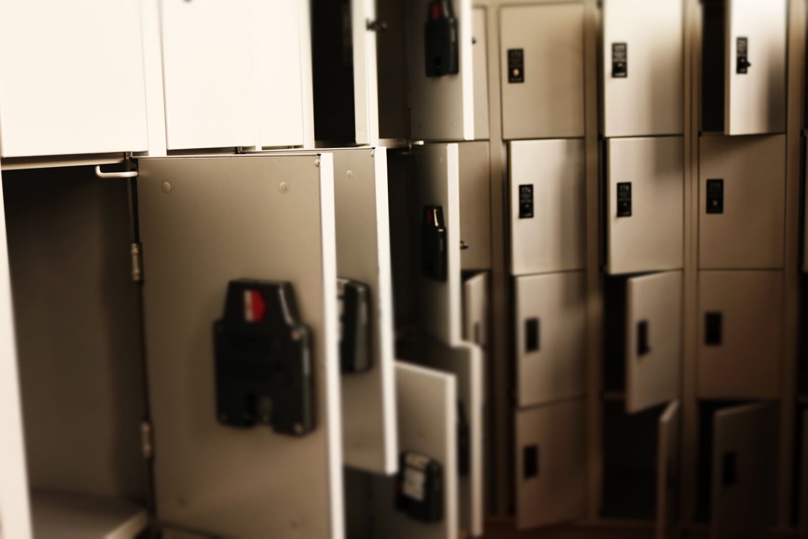 Canon EOS 750D (EOS Rebel T6i / EOS Kiss X8i) sample photo. Grey, metal, lockers, is photography