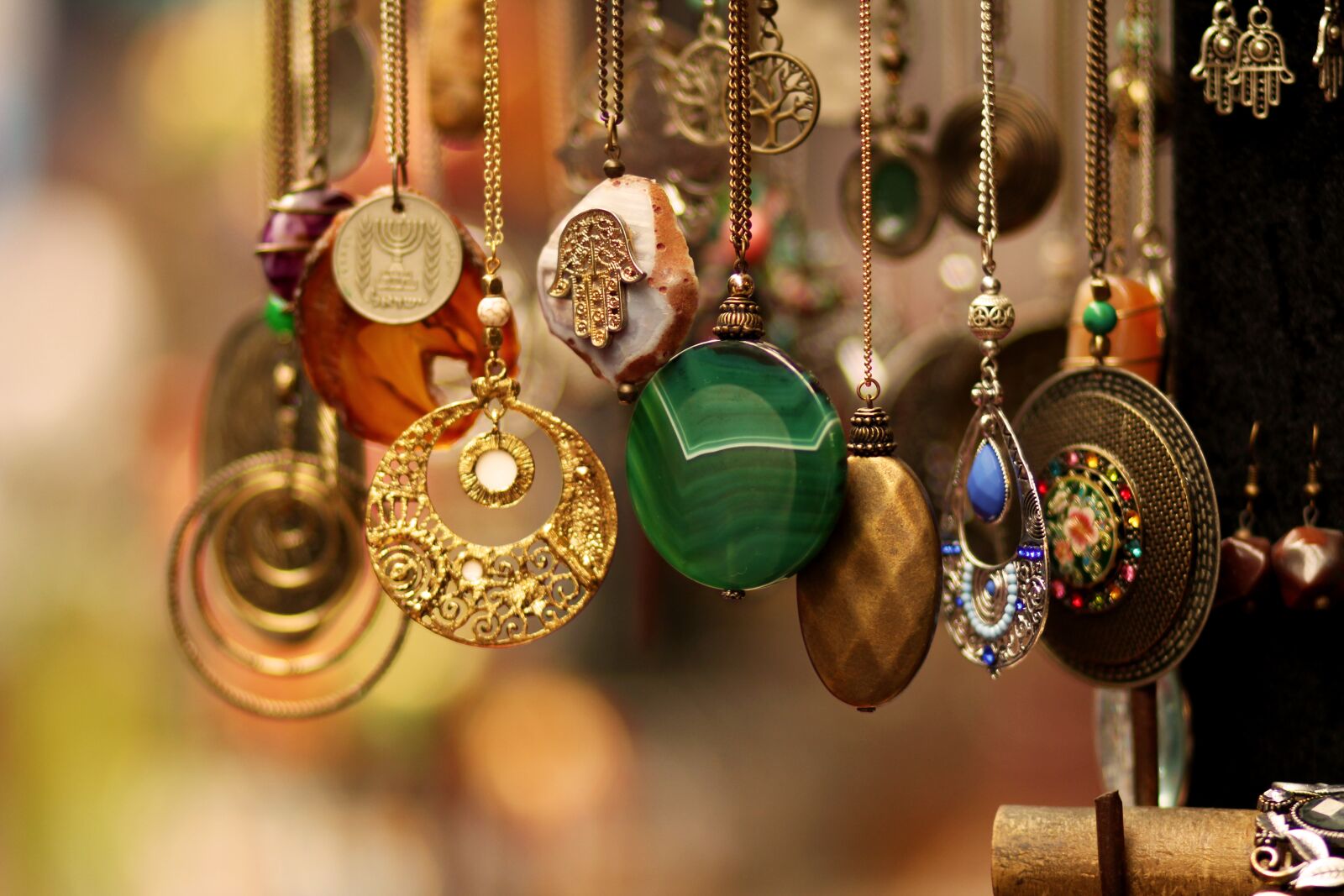 Canon EOS 700D (EOS Rebel T5i / EOS Kiss X7i) + Canon EF 85mm F1.8 USM sample photo. String, medallion, bazaar photography