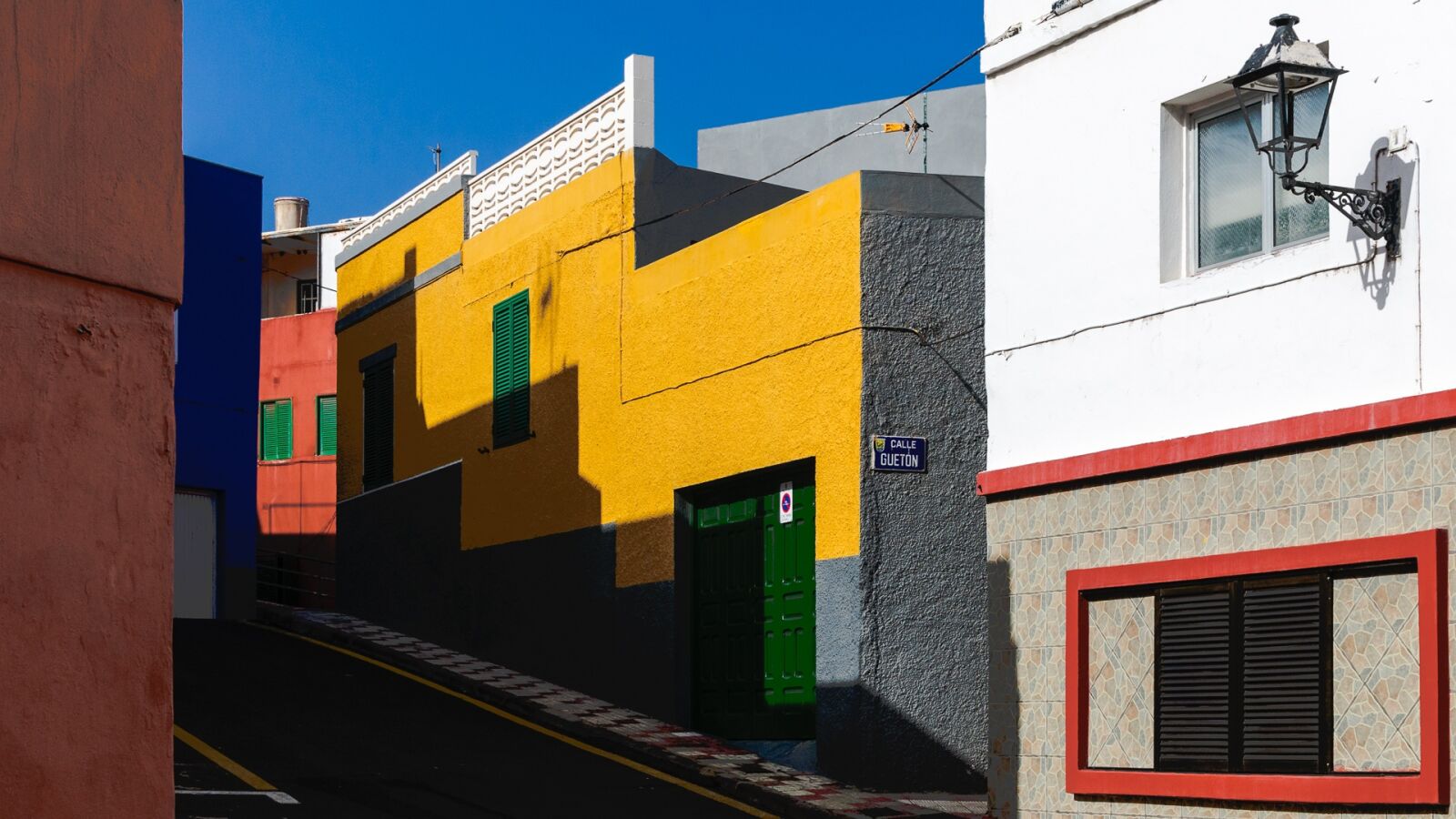 Nikon D300 sample photo. Houses, road, color photography