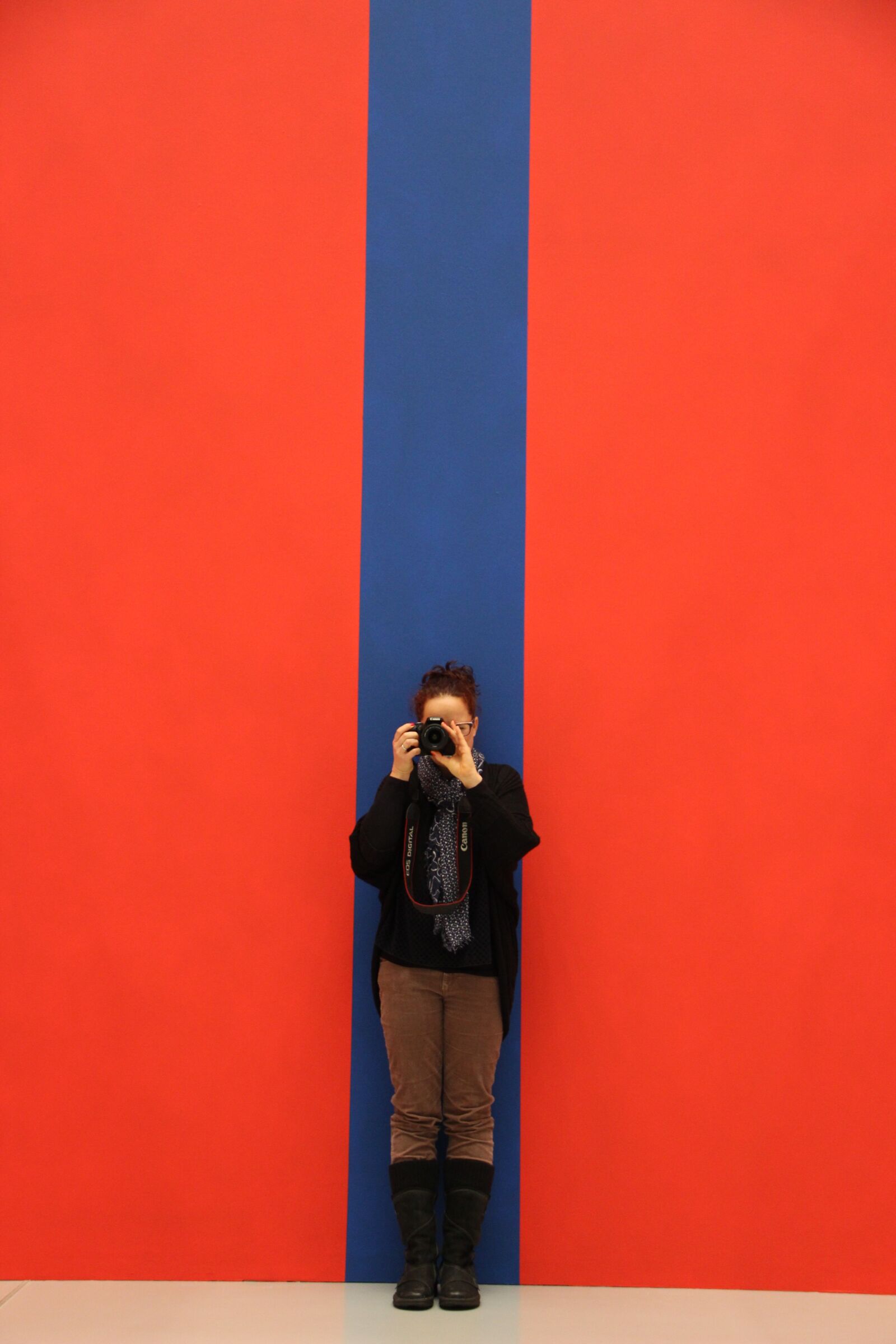 Canon EF-S 18-135mm F3.5-5.6 IS sample photo. Photographer, background, red blue photography