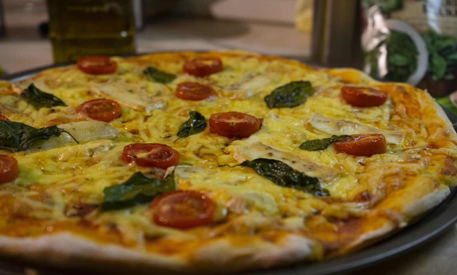 Sony a7 II + Sony FE 28-70mm F3.5-5.6 OSS sample photo. Pizza, baking, food photography