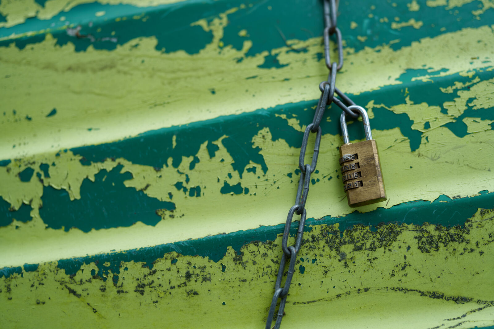 Sony FE 85mm F1.4 GM II sample photo. Rowboat padlock photography