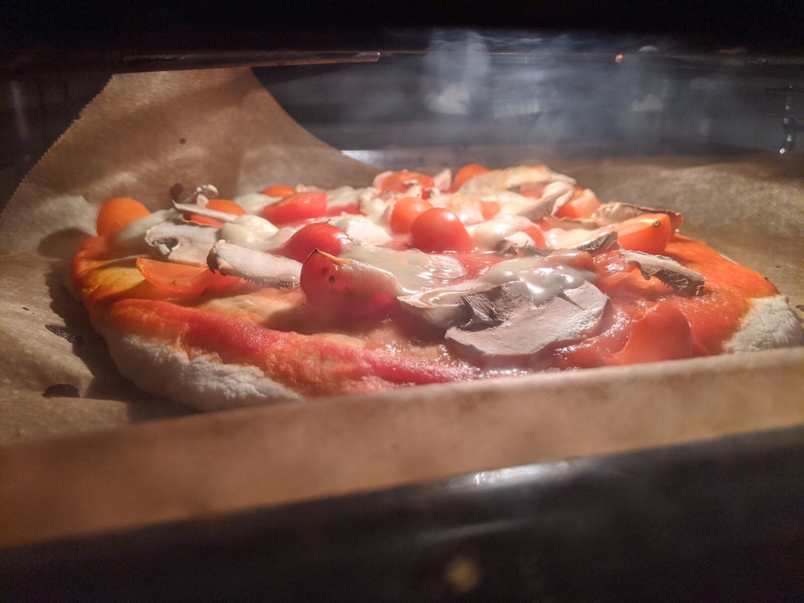 Google Pixel 3 sample photo. Pizza, oven, tomatoes photography