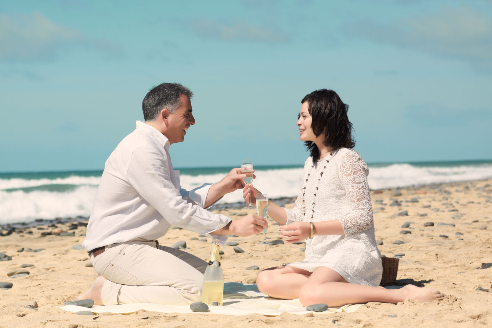 Canon EOS 50D sample photo. Adult, affectionate, beach, beautiful photography
