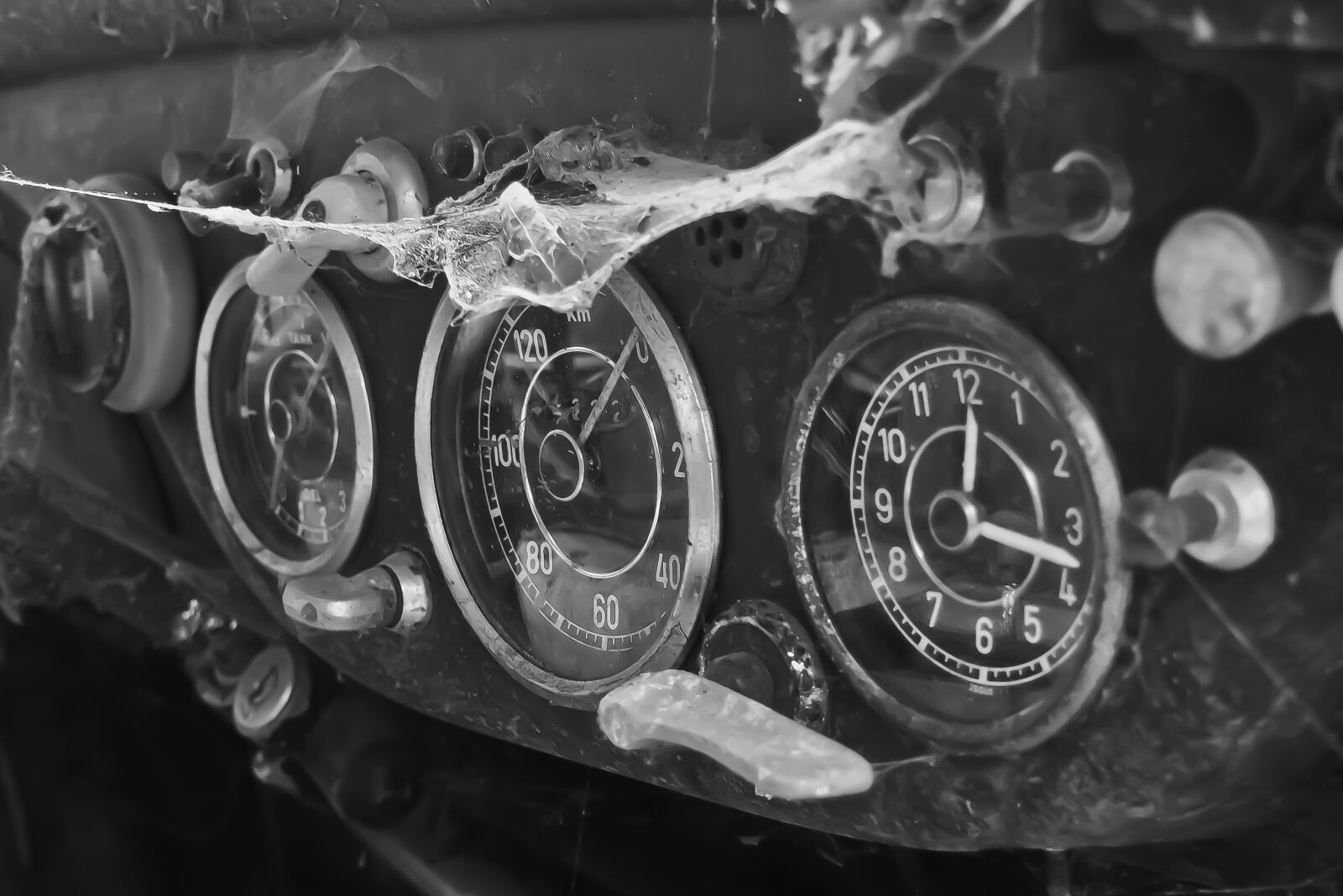Olympus OM-D E-M10 sample photo. Instrument, gauge, old photography