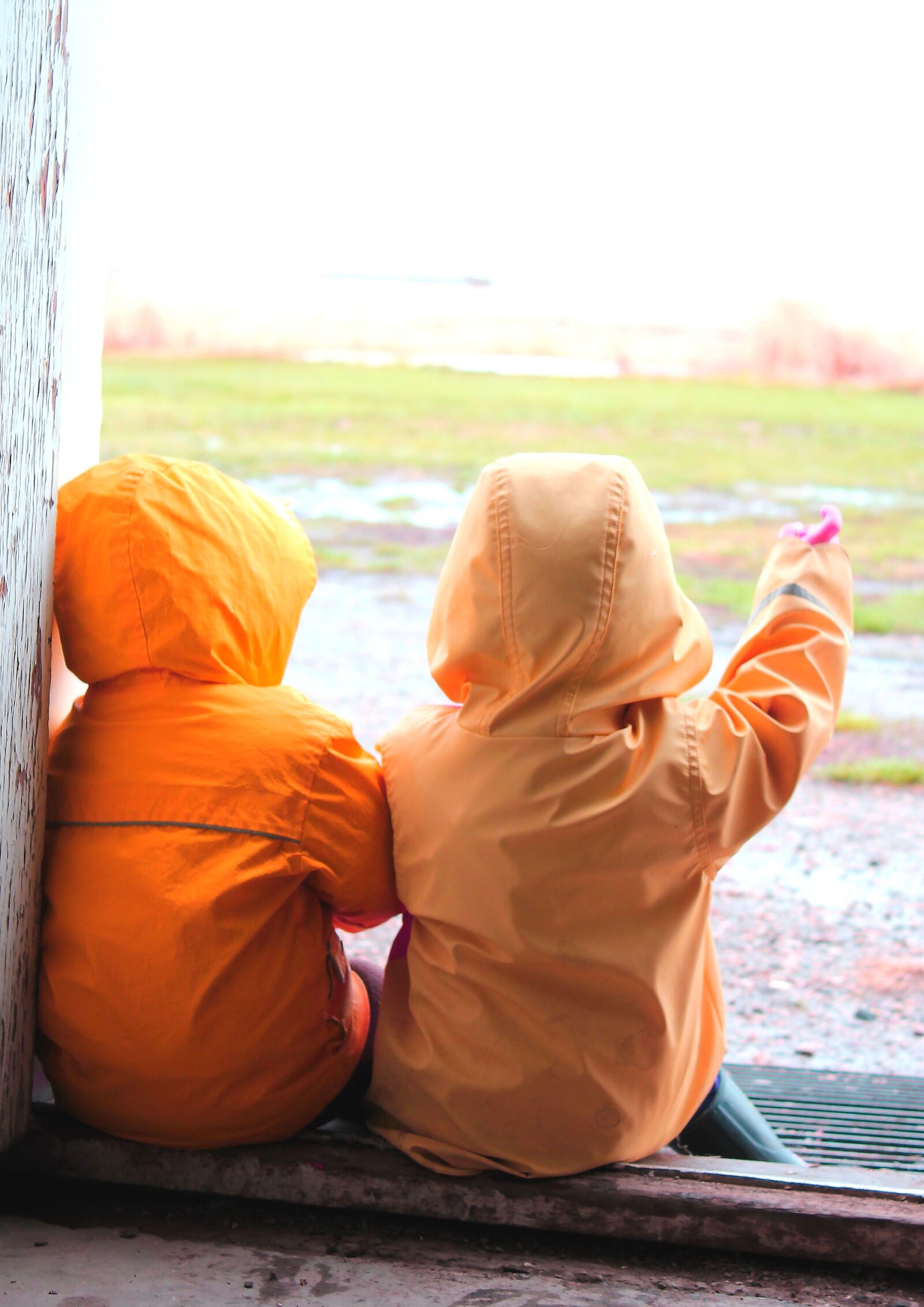 Canon EOS 550D (EOS Rebel T2i / EOS Kiss X4) sample photo. Friends, raining, rain jacket photography