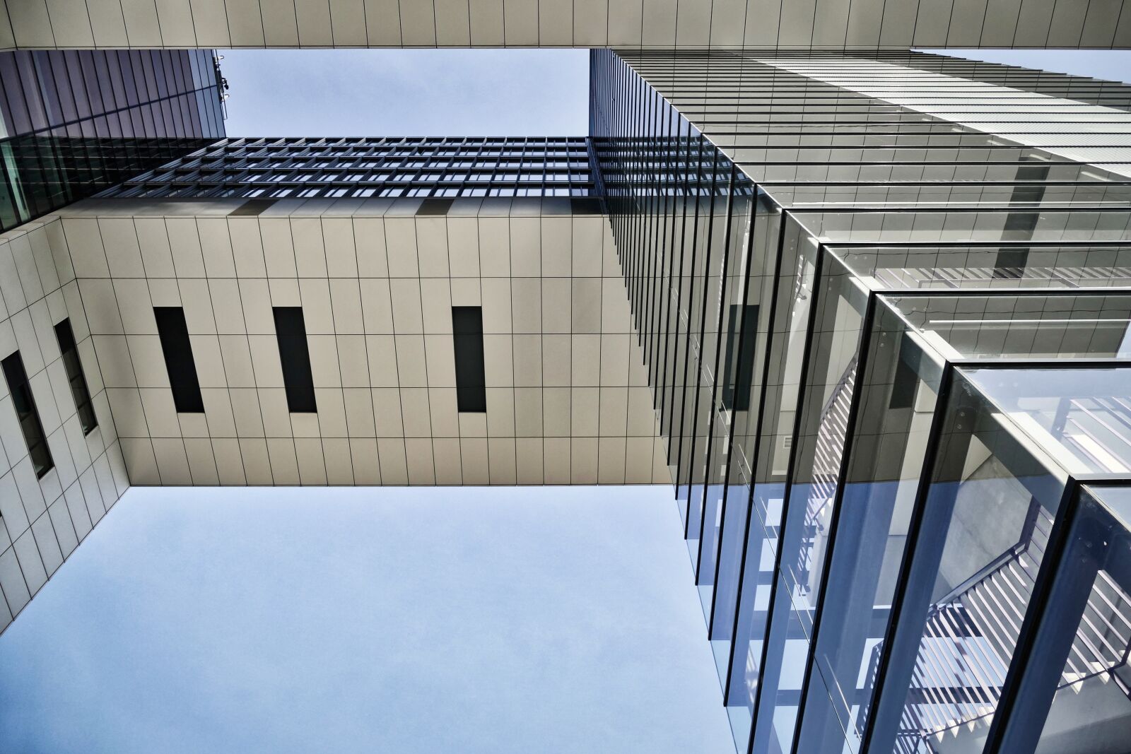Panasonic Lumix DMC-FZ1000 sample photo. Architecture, perspective, high photography