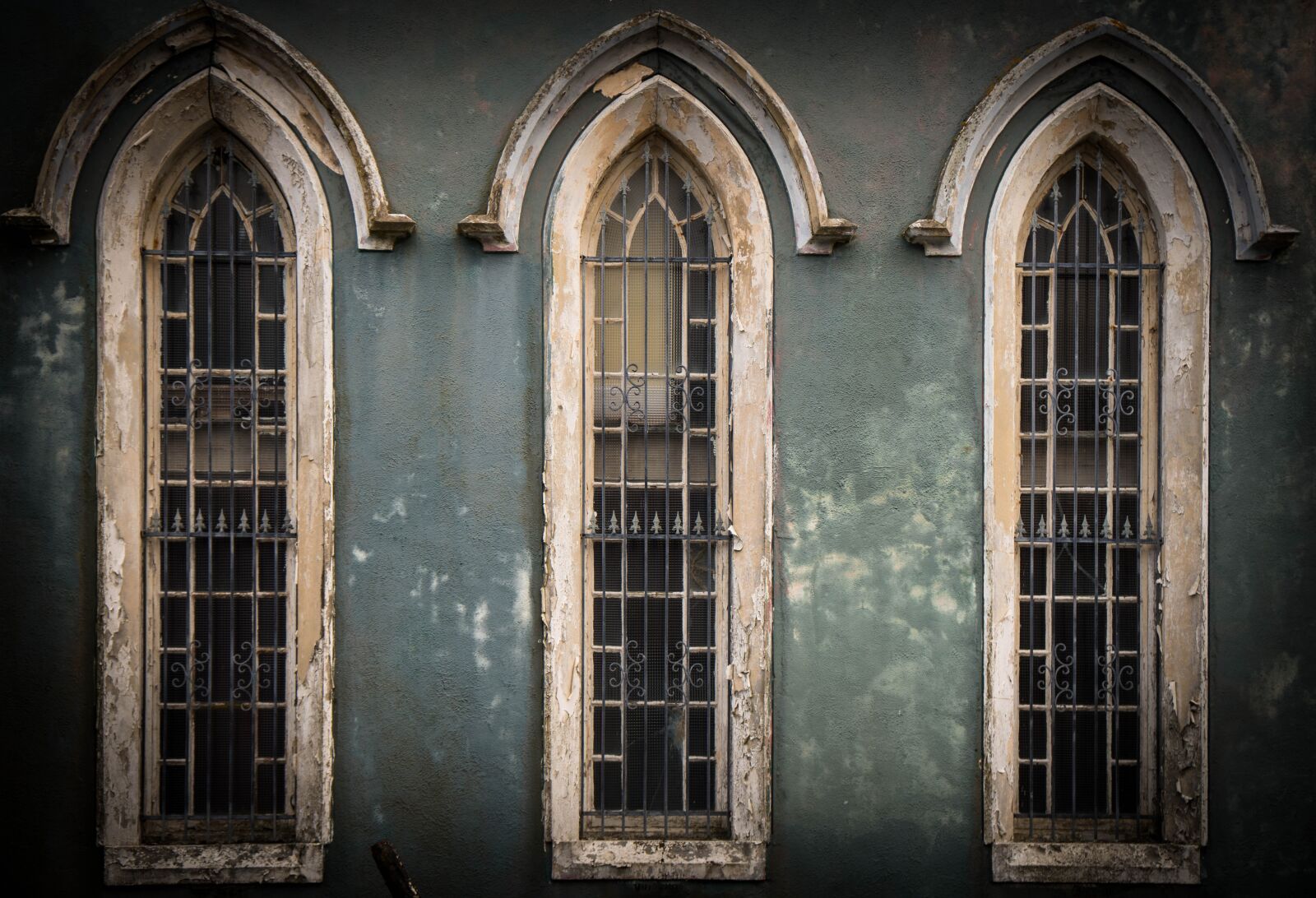Sony a6500 + Sony Vario-Tessar T* E 16-70mm F4 ZA OSS sample photo. Church, window, church window photography