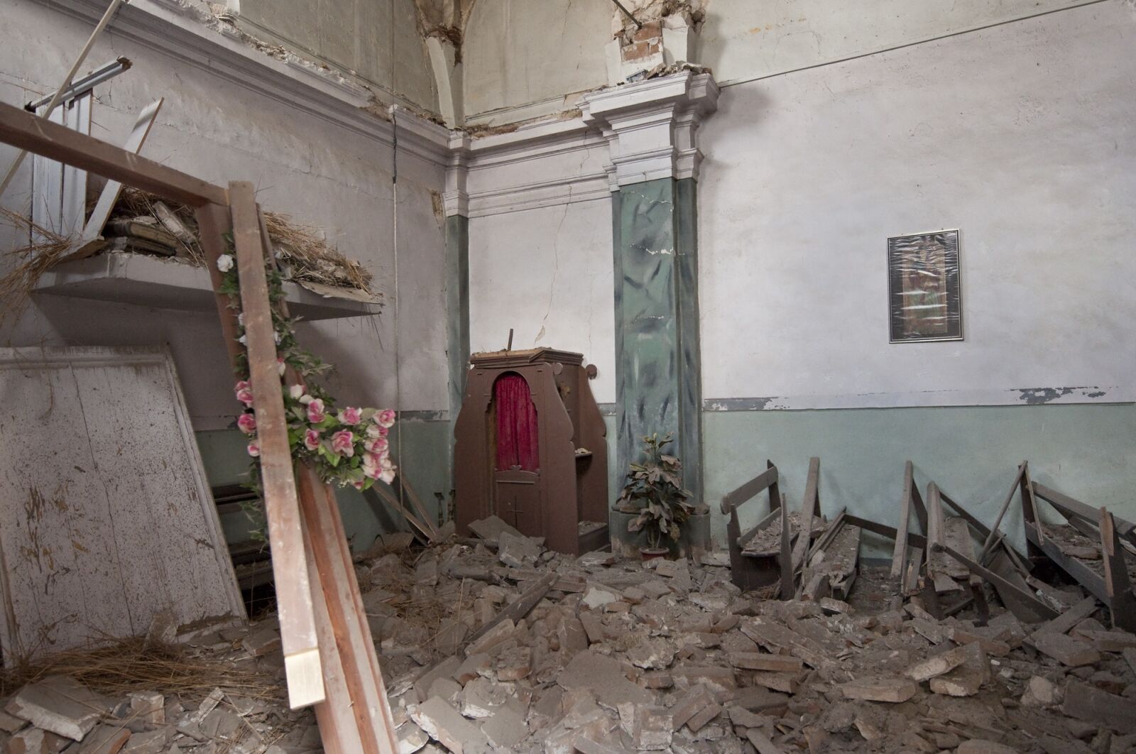 Nikon D300 sample photo. Earthquake, rubble, l'aquila photography