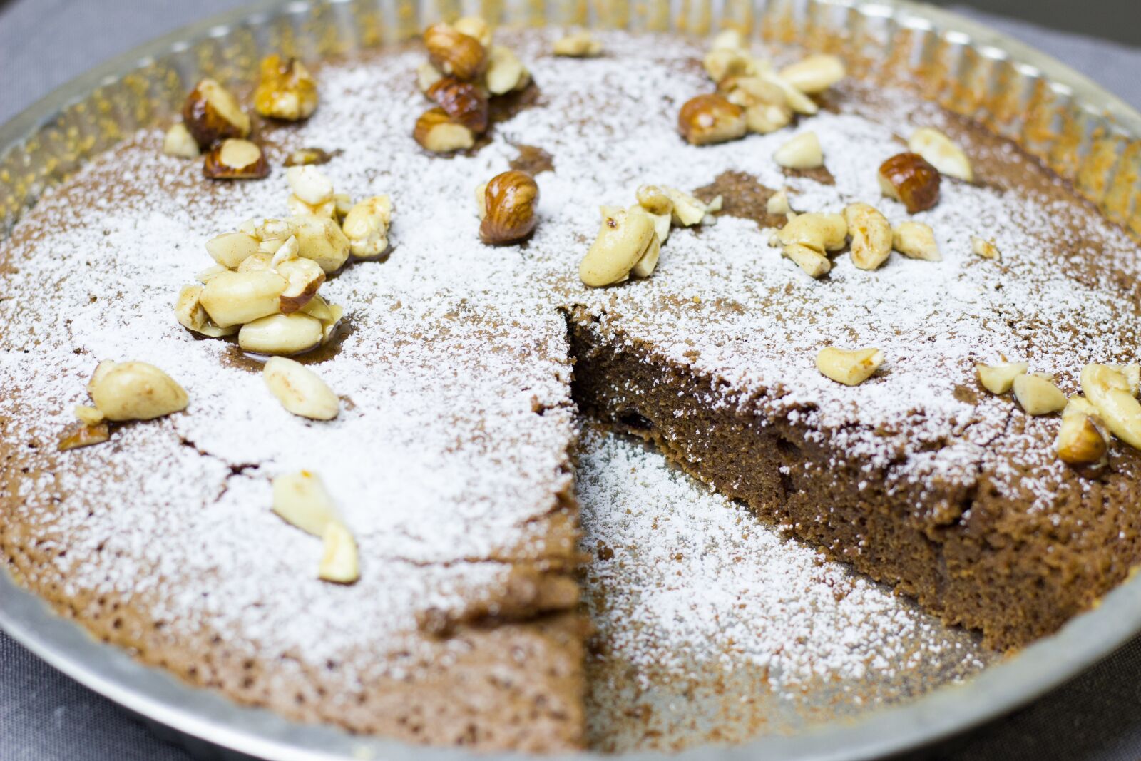 Canon EOS 600D (Rebel EOS T3i / EOS Kiss X5) + Canon EF 50mm F1.8 STM sample photo. Chocolate, cake, chocolate cake photography