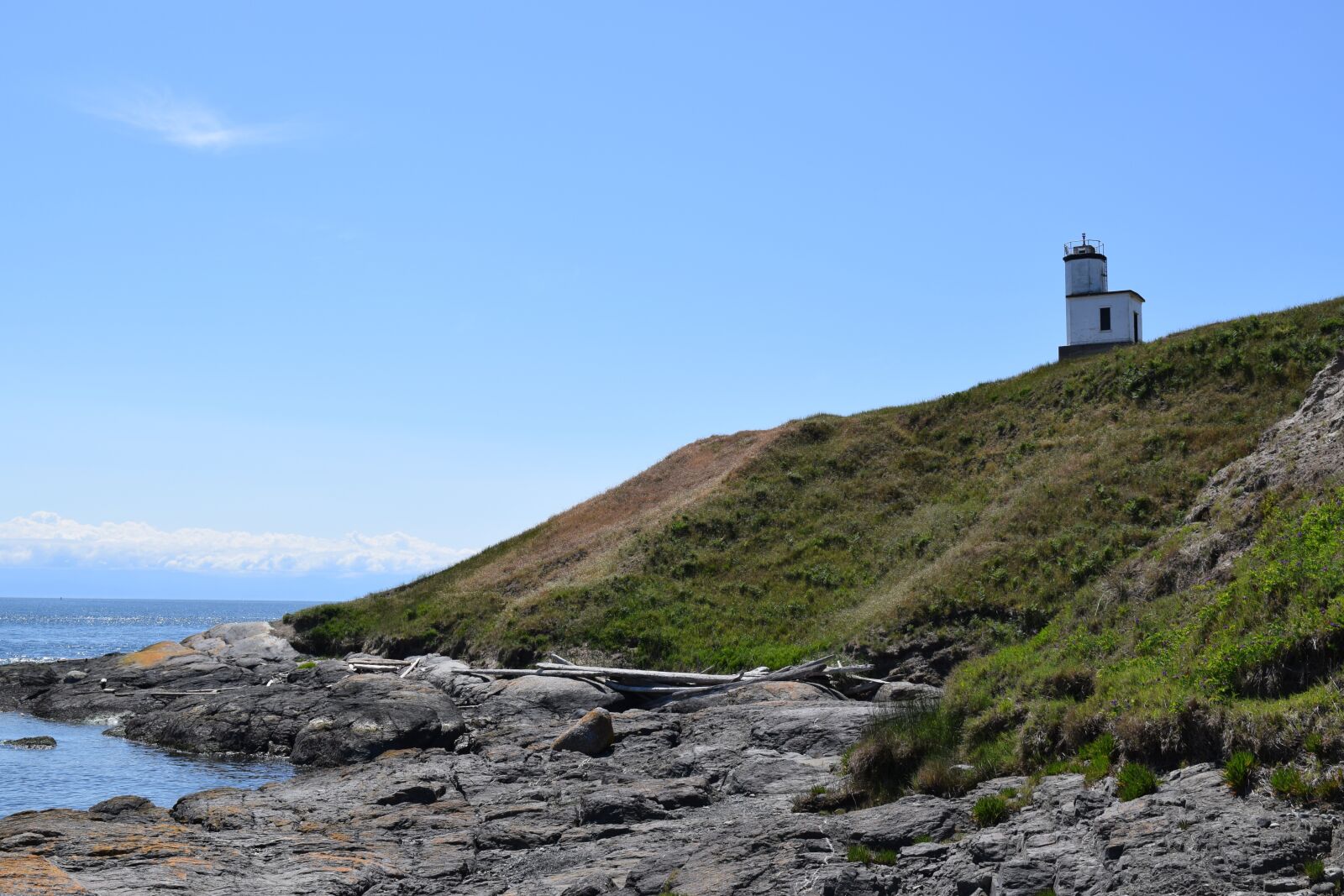Nikon D3300 sample photo. Lighthouse, grass, ocean photography