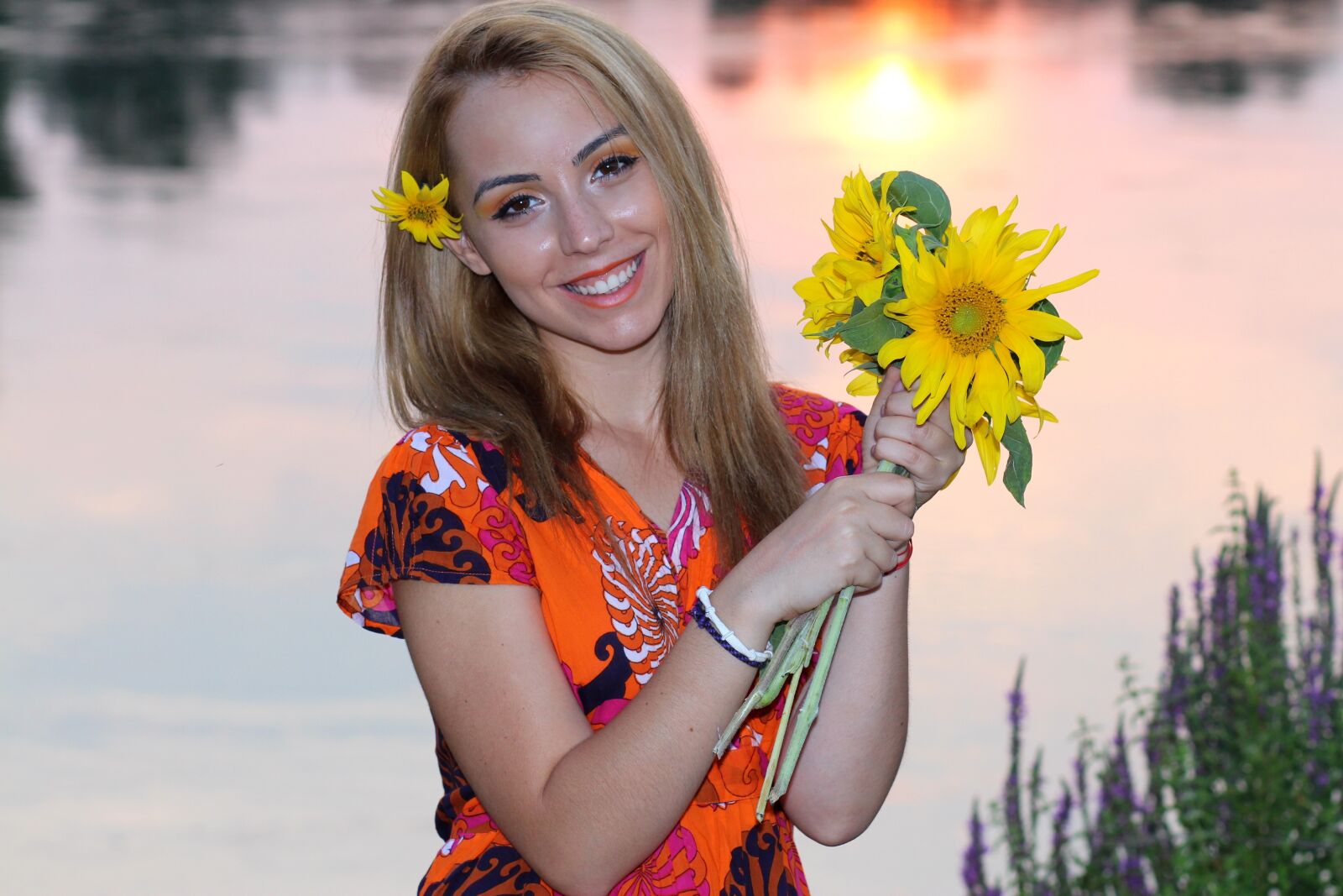 Canon EOS 700D (EOS Rebel T5i / EOS Kiss X7i) + Canon EF 85mm F1.8 USM sample photo. Girl, sunset, sunflower photography
