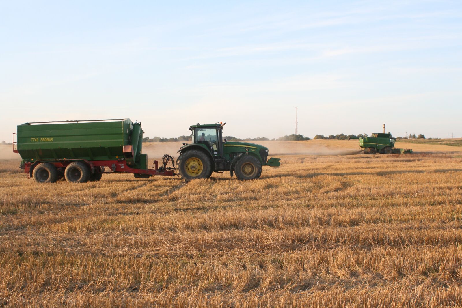 Canon EOS 400D (EOS Digital Rebel XTi / EOS Kiss Digital X) sample photo. Field, tractor, harvest photography