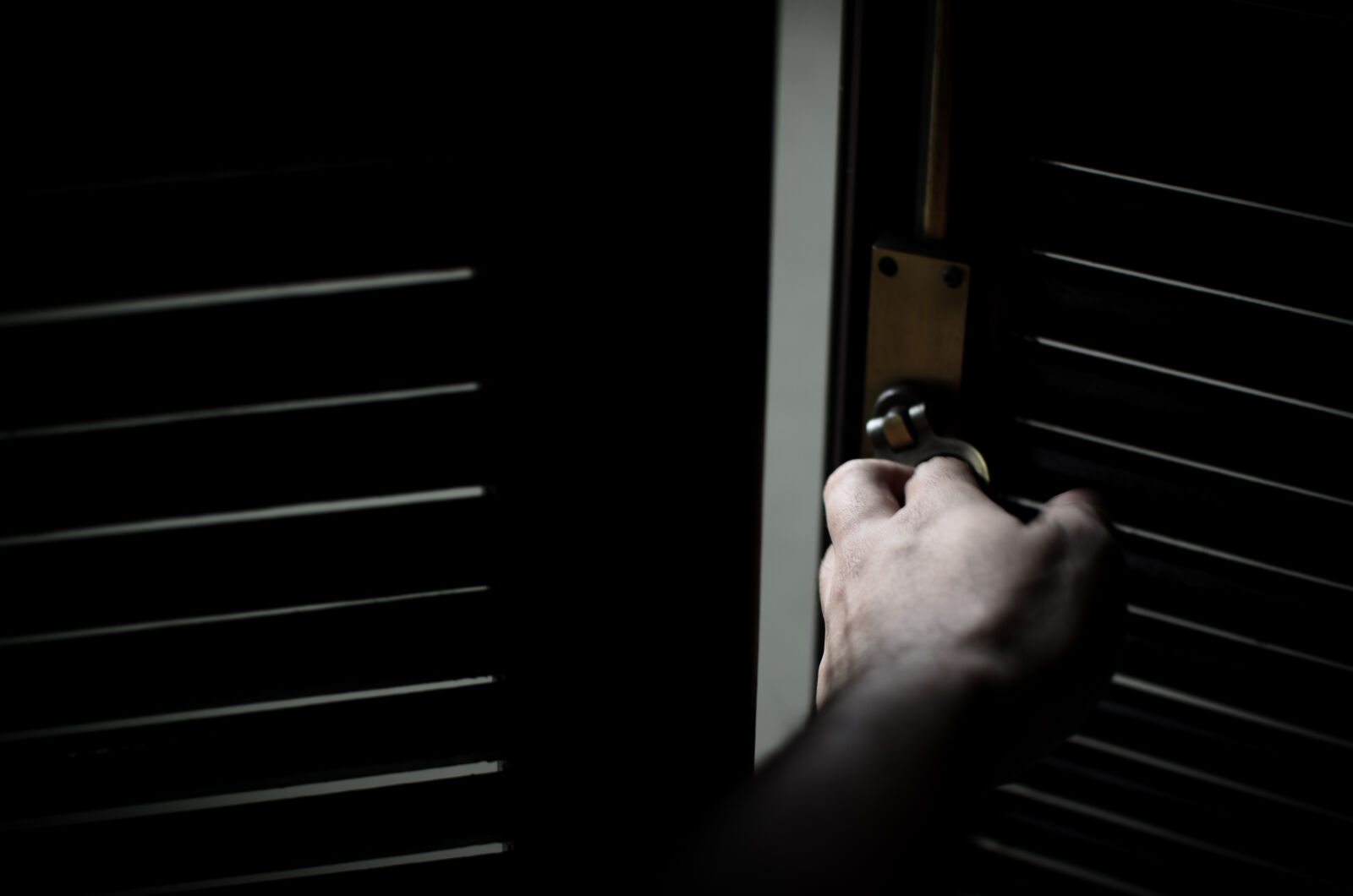 Nikon D5100 + Nikon AF-S DX Nikkor 35mm F1.8G sample photo. Closing, door, handle photography
