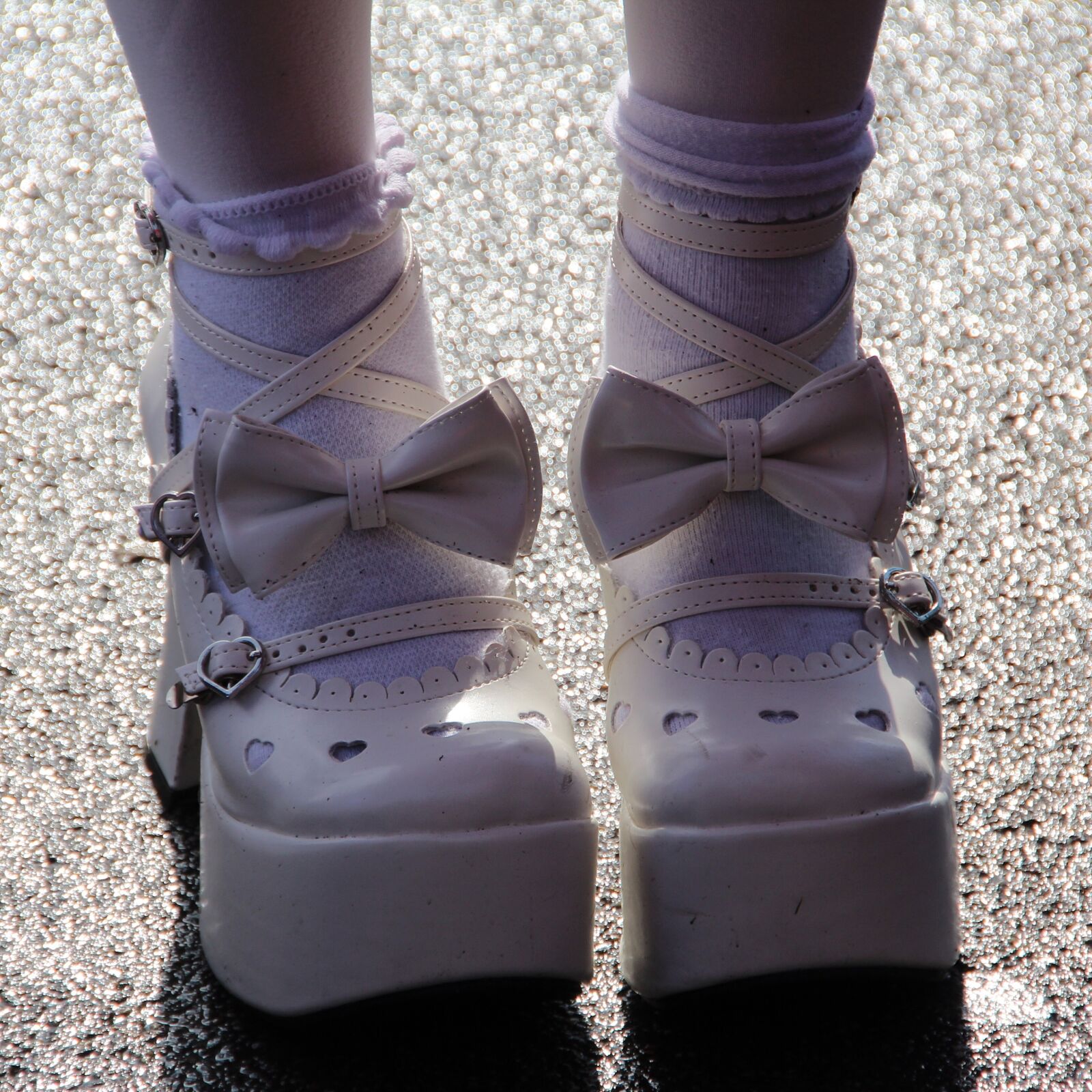 Canon EOS 600D (Rebel EOS T3i / EOS Kiss X5) sample photo. Shoes, white, manga photography