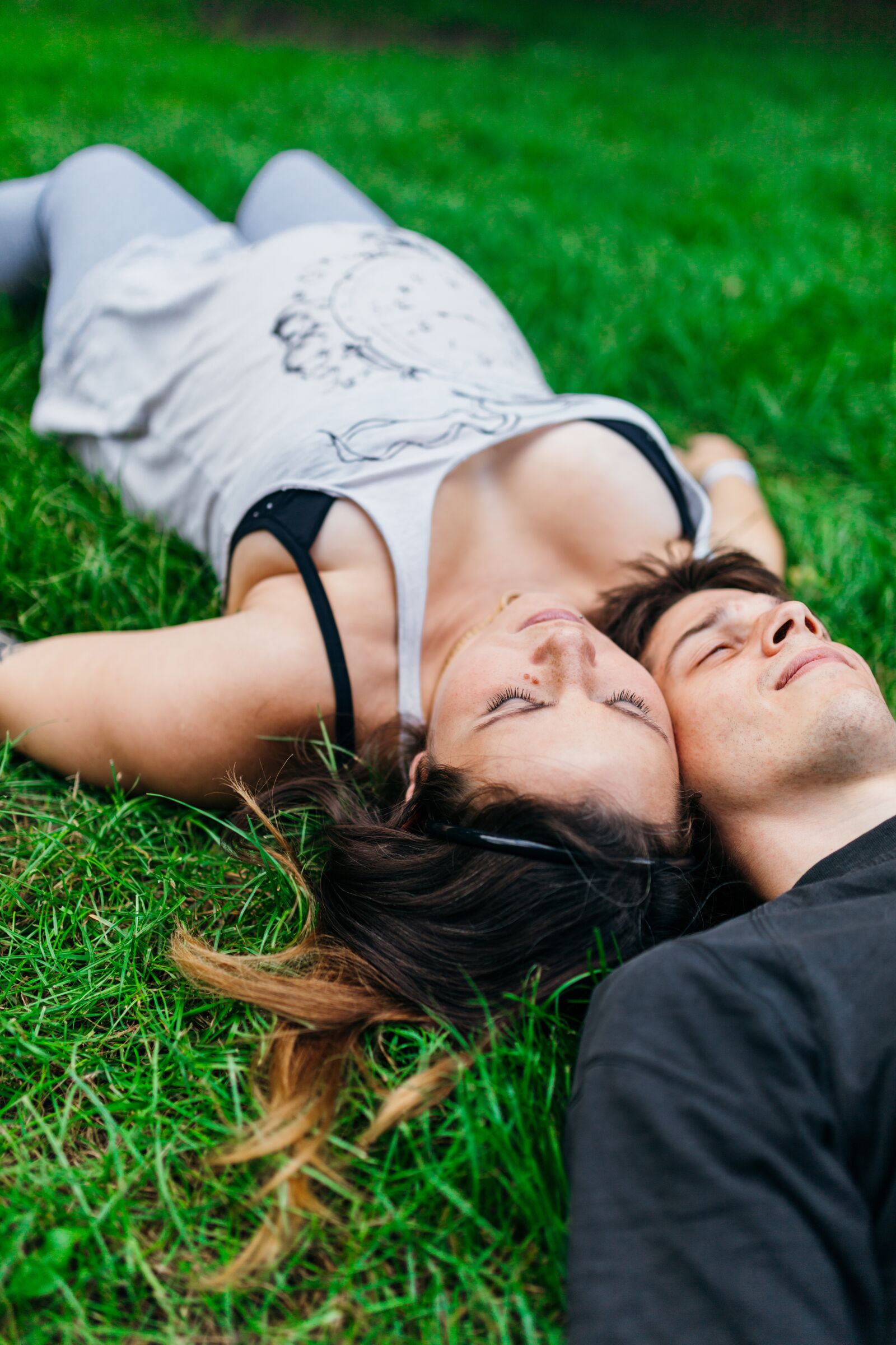 Canon EOS 5DS R sample photo. Couple, laying, grass photography